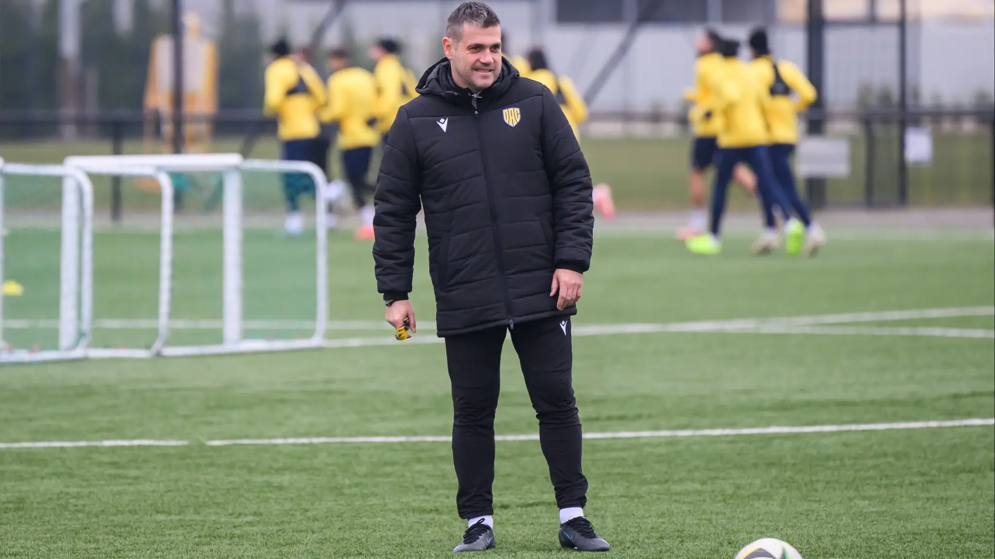 Tréner Branislav Fodrek na tréningu počas štartu zimnej prípravy. (cropped)