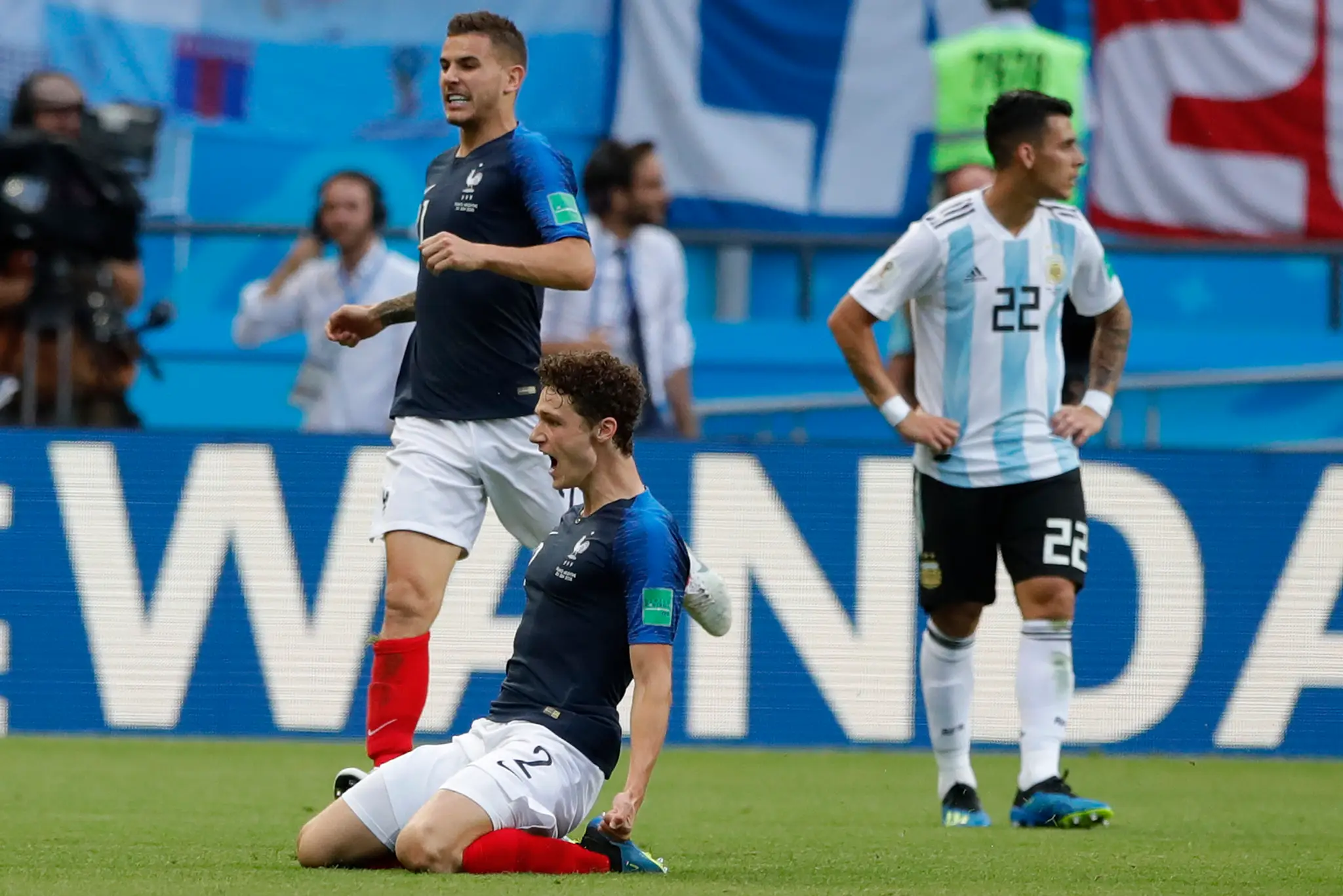 Francúz Benjamin Pavard sa teší zo svojho gólu v osemfinále MS 2018 proti Argentíne.