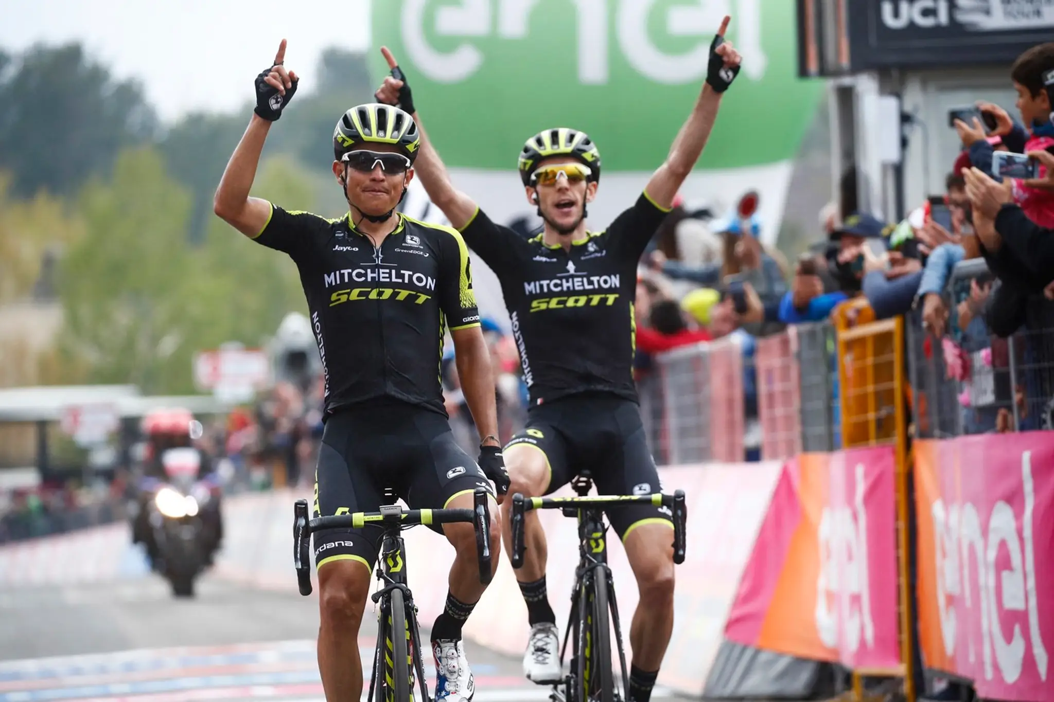 Esteban Chaves a Simon Yates oslavujú víťazstvo na Gire (ilustračná foto)