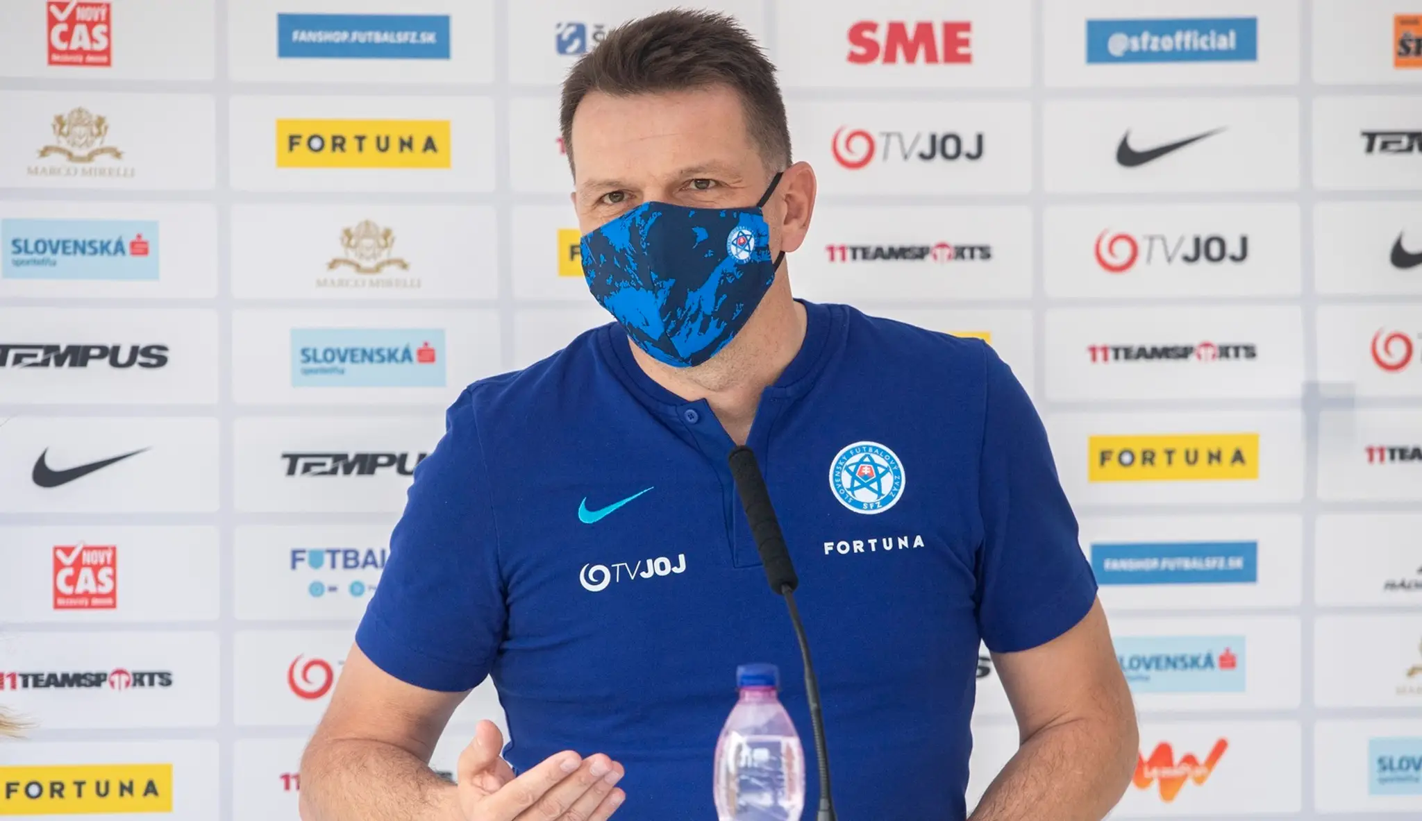 Tréner slovenských futbalových reprezentantov Štefan Tarkovič počas brífingu s novinármi pred odchodom na prípravný kemp..jpg