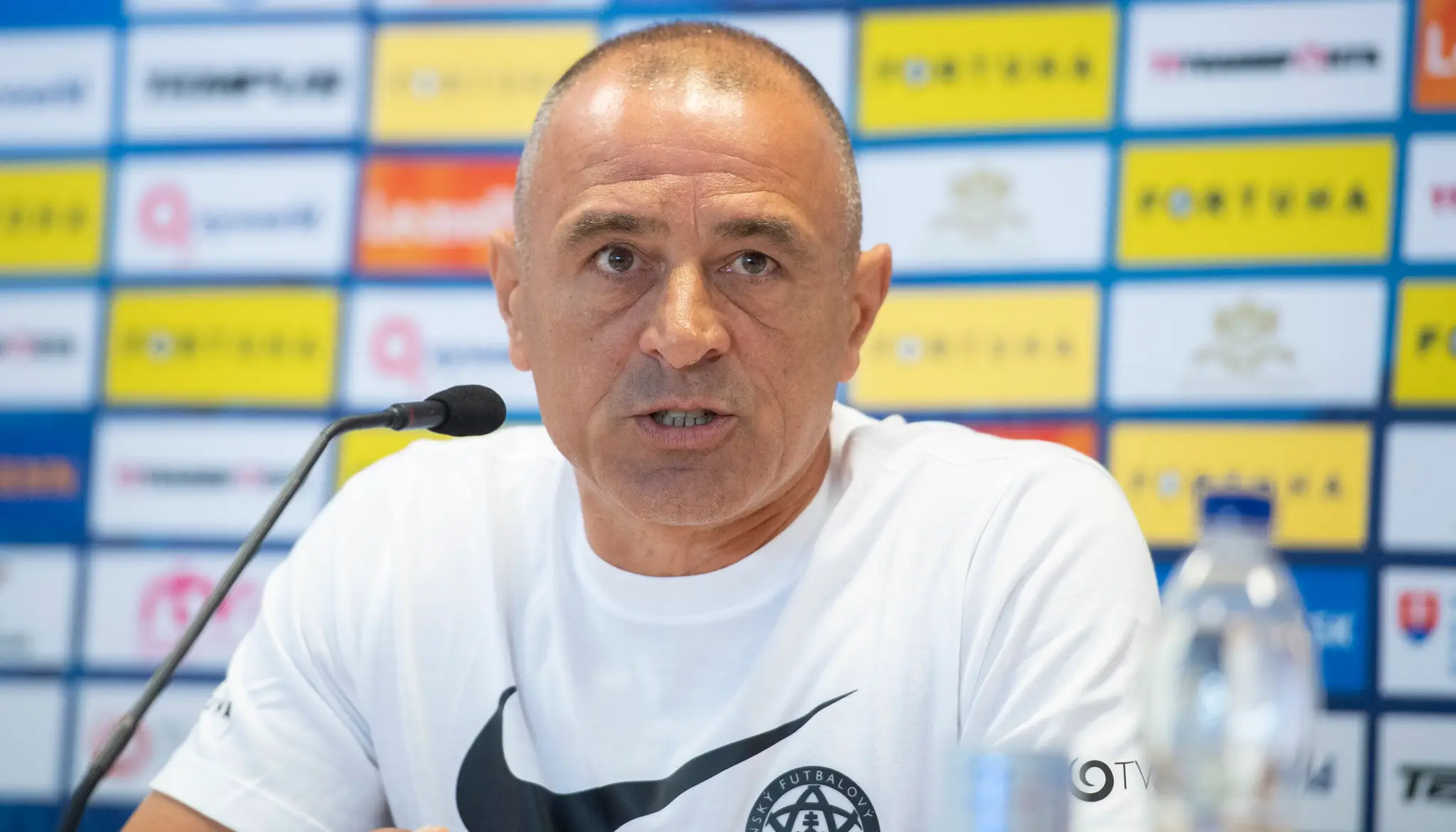 Na snímke tréner slovenskej futbalovej reprezentácie Francesco Calzona počas tlačovej konferencie k nominácii na zápasy kvalifikácie ME s Portugalskom a s Lichtenštajnskom.