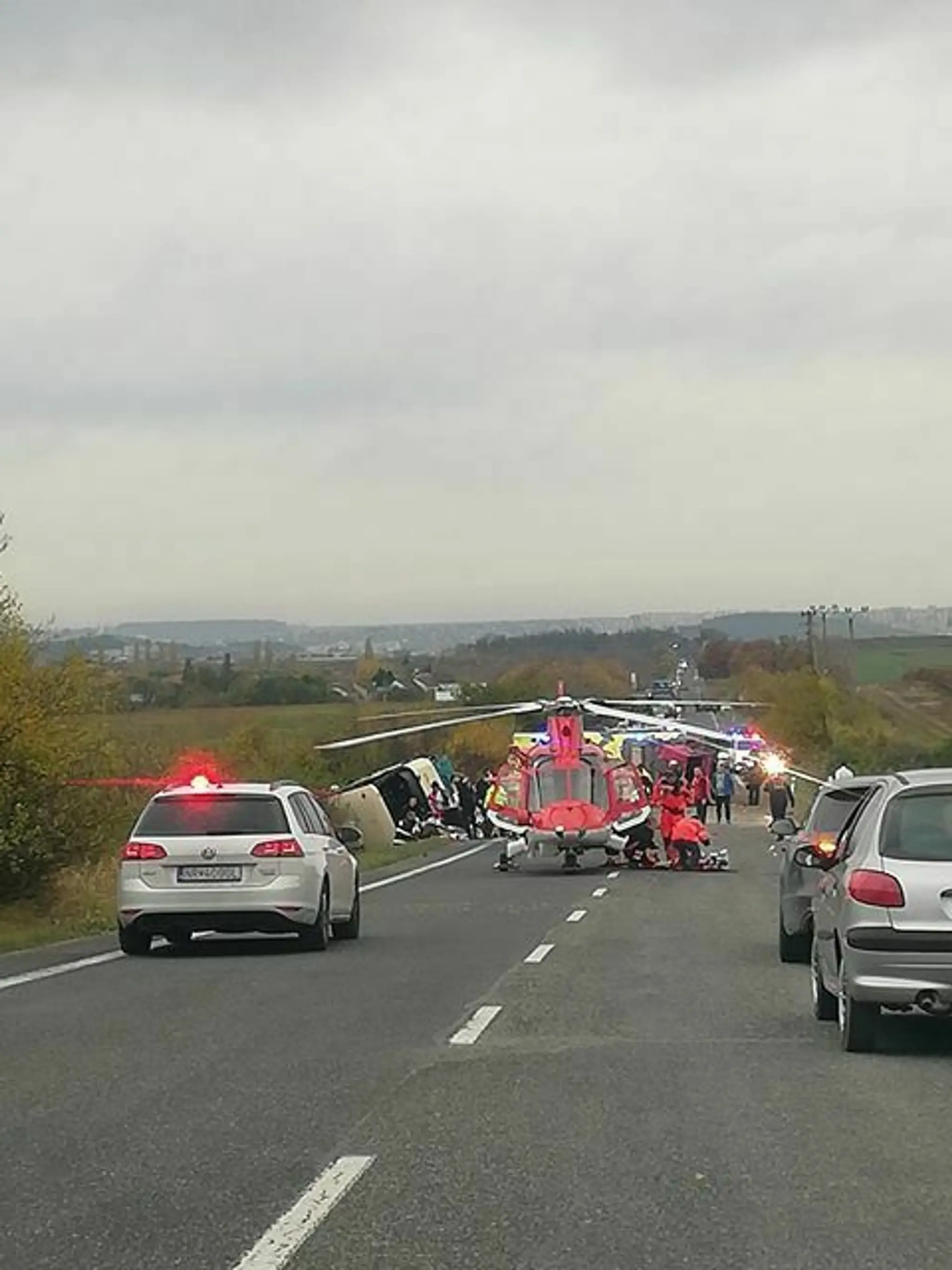 Pri nehode zasahujú leteckí záchranári.
