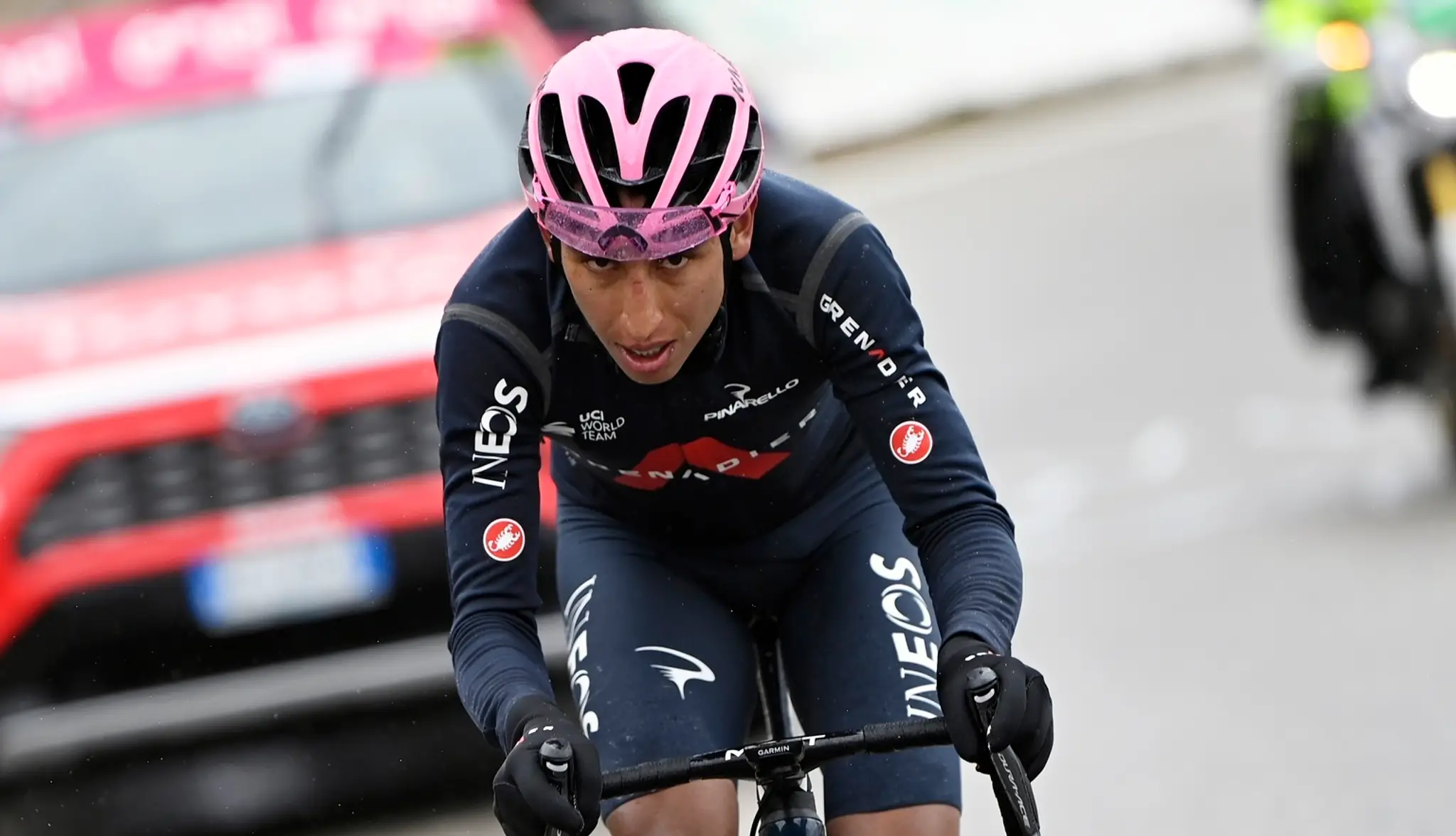 Kolumbijský cyklista  Egan Bernal z tímu Ineos-Grenadiers víťazí  v 16. etape cyklistických pretekov Giro d'Italia.