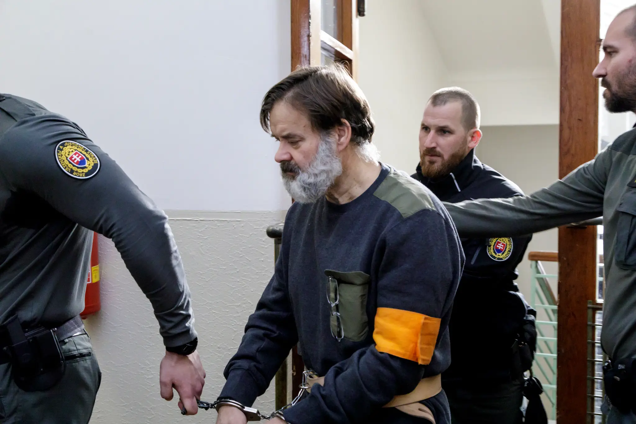 Dušan Dědeček odchádza v sprievode členov Zboru väzenskej a justičnej stráže prichádza zo súdnej siene.