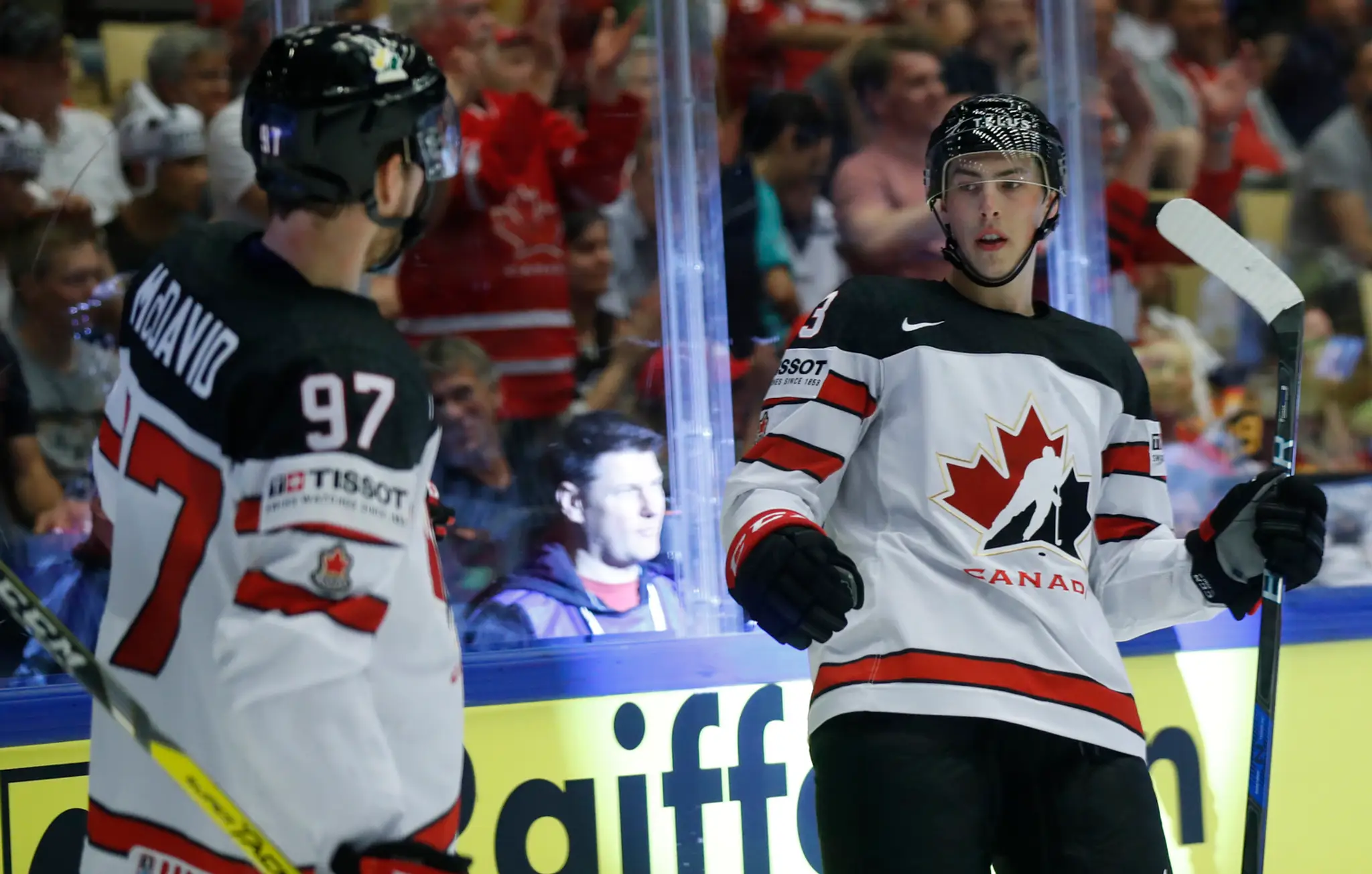 Ryan Nugent-Hopkins z Kanady oslavuje gól so spoluhráčom Connorom McDavidom v dueli na MS 2018 proti Nemecku.