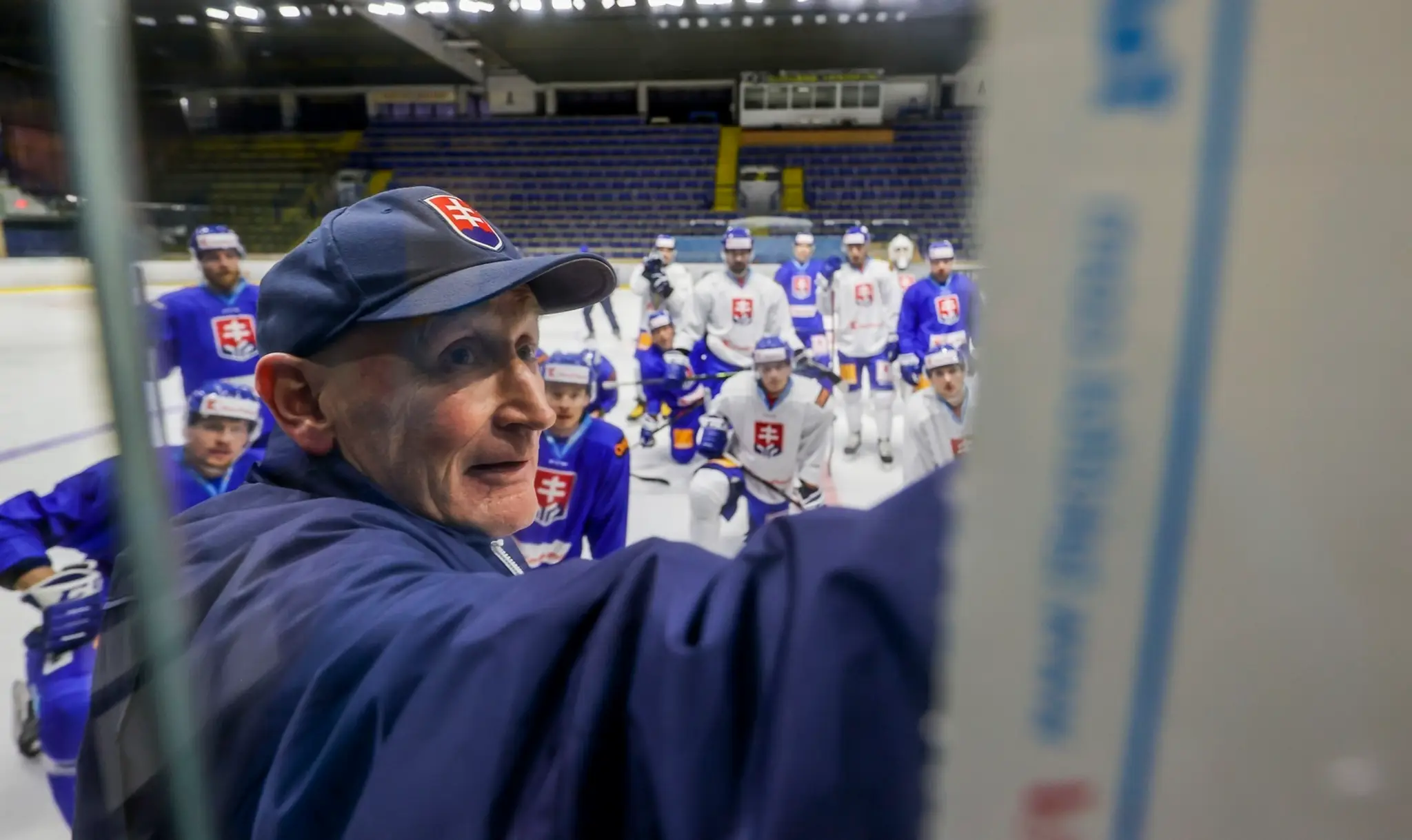 Na snímke tréner Craig Ramsay počas tréningu hokejovej reprezentácie.