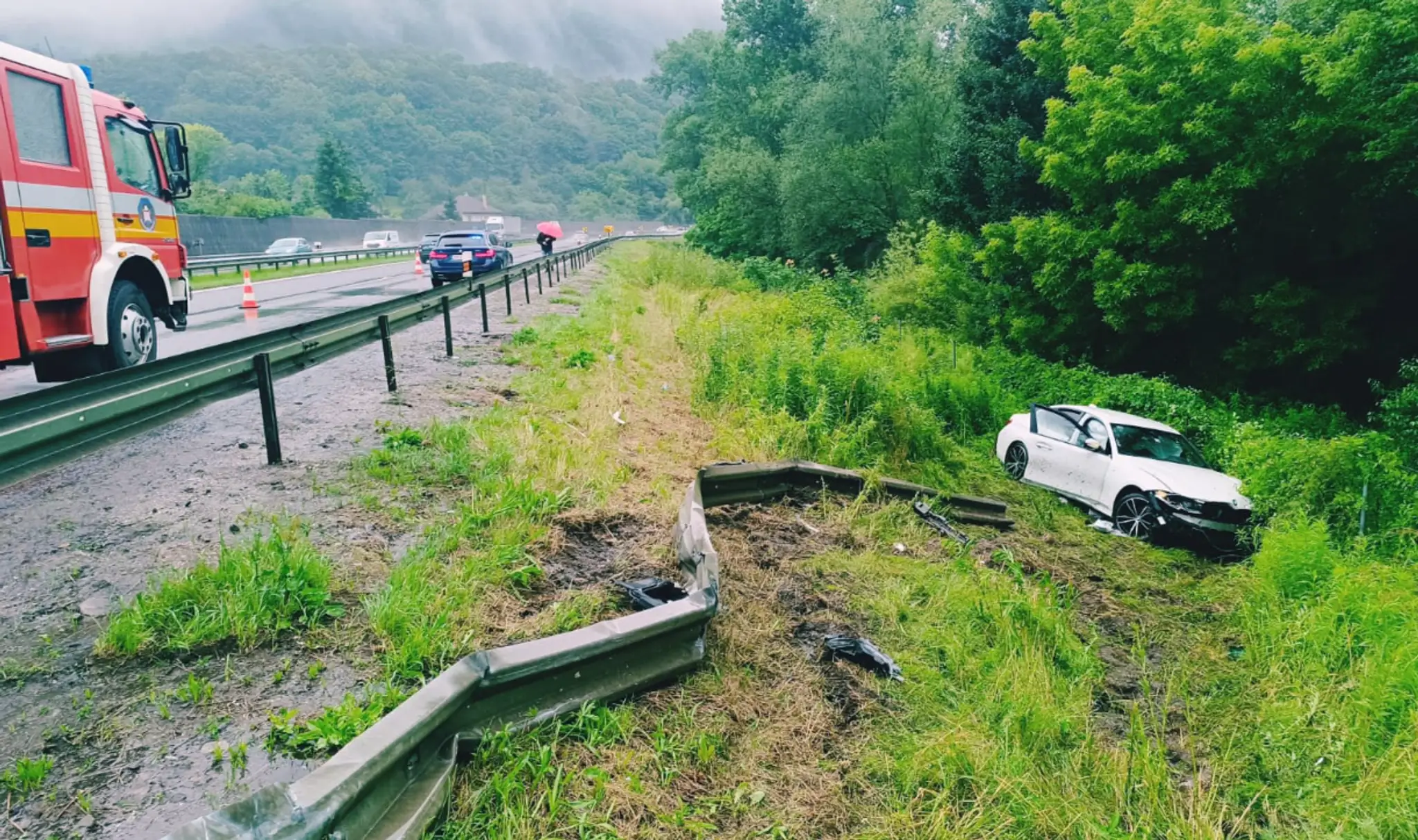 Na snímke havarované auto po nehode neďaleko Hronskej Breznice.