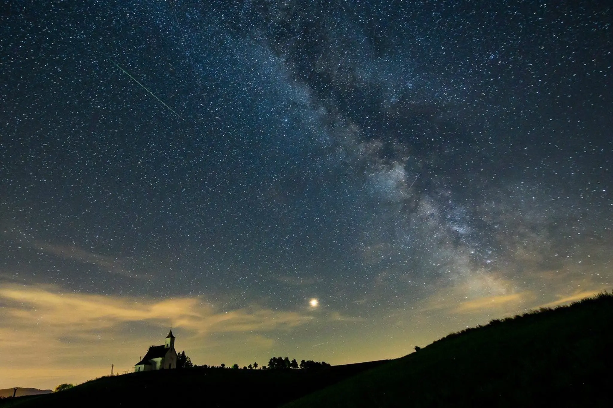 Meteor prelieta ponad kostolom v Gemerskom Jablonci. Na fotke tiež vidiet Mars a Mliečnu dráhu.