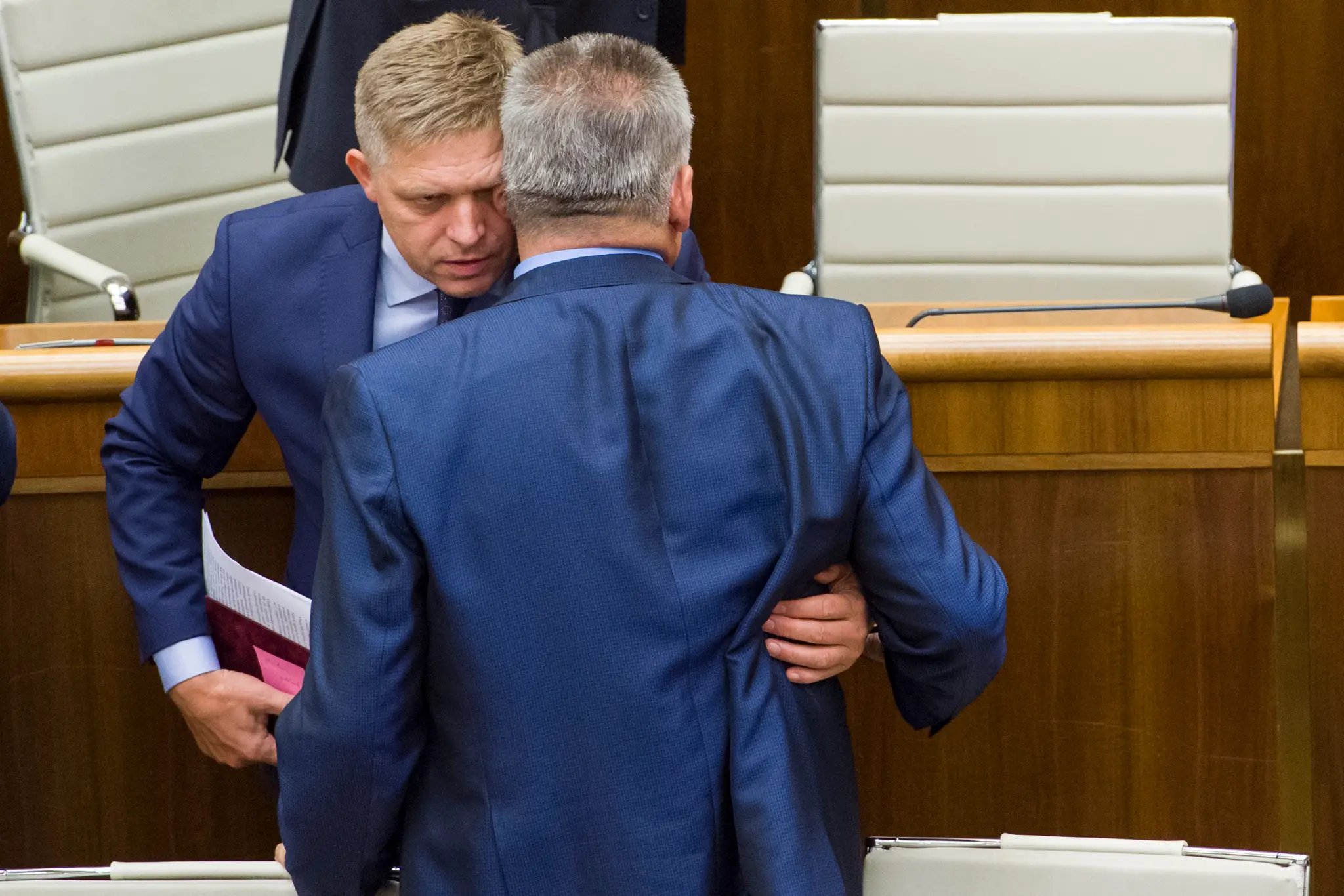 Robert Fico a Ján Richter v parlamente, ktorý ho chcel odvolať z postu ministra práce po prevalení kauzy Čistý deň.