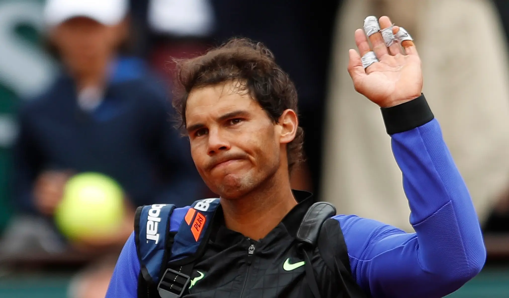Na snímke španielsky tenista Rafael Nadal máva divákom po tom čo jeho krajan Pablo Carreno Busta  skrečoval zápas.