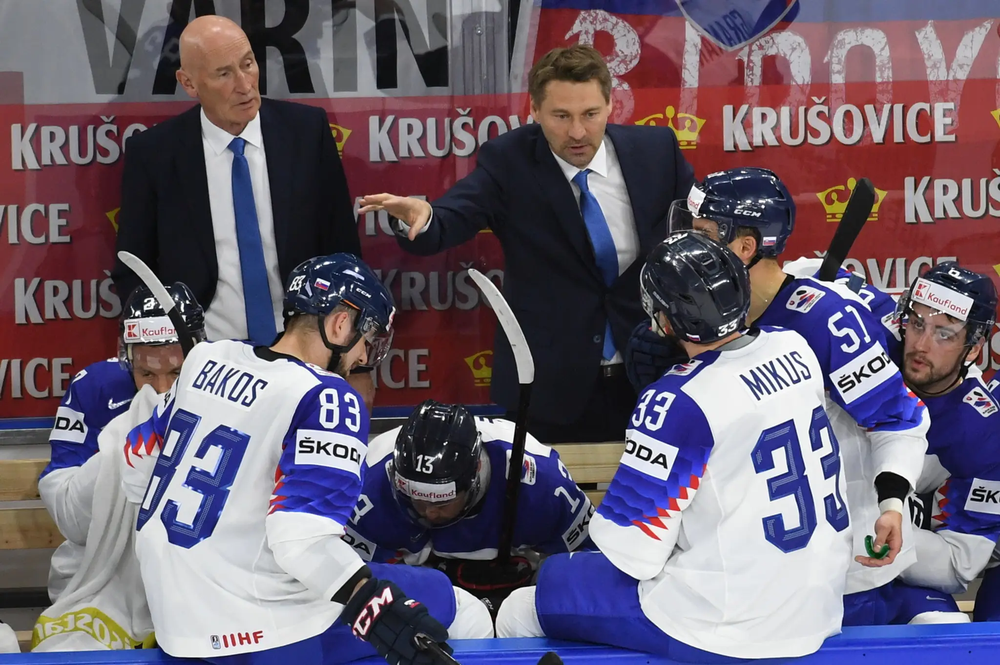 Vladimír Országh a Craig Ramsay dávajú pokyny hokejistom v zápase Slovensko - Česko.