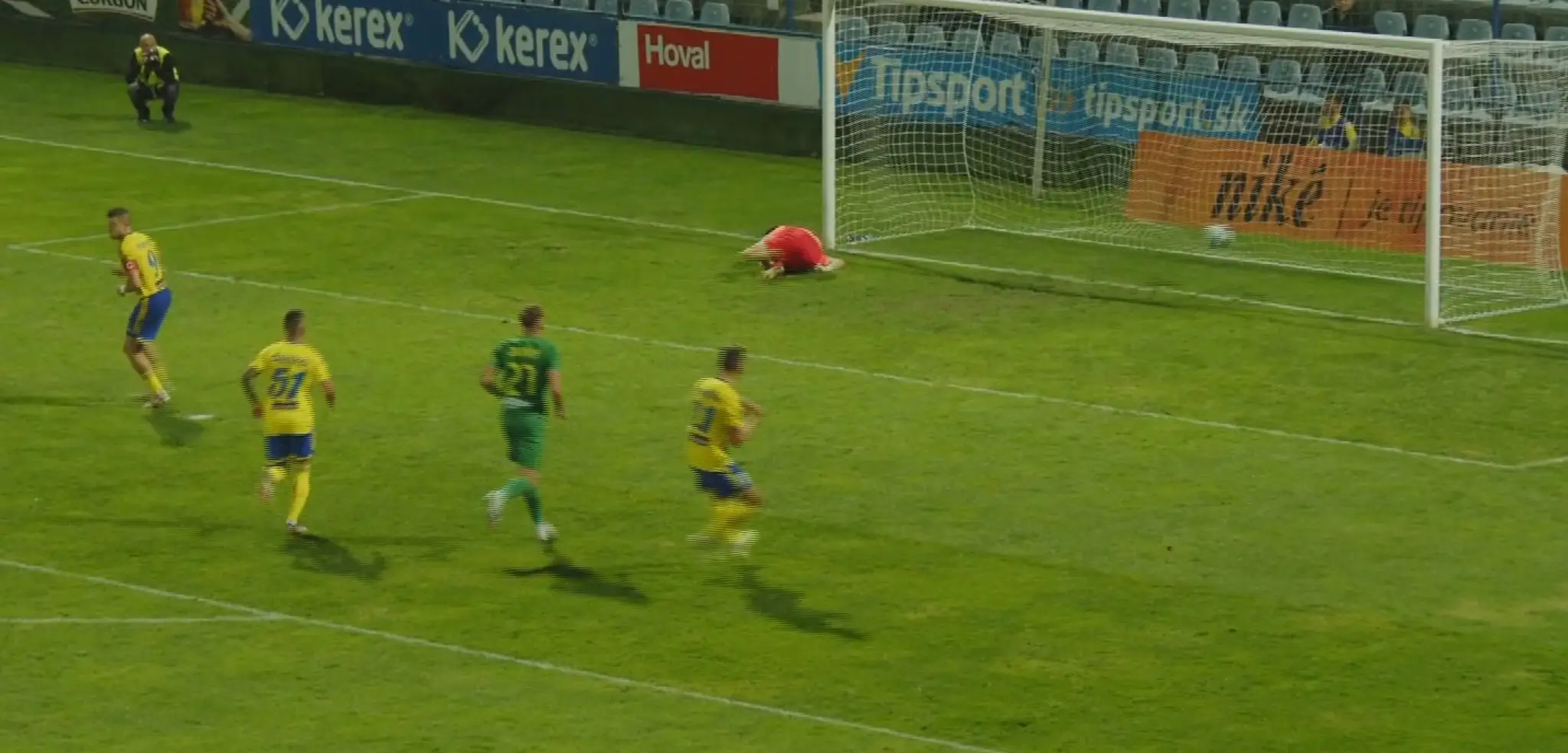 Marcin premieňa pokutový kop.
