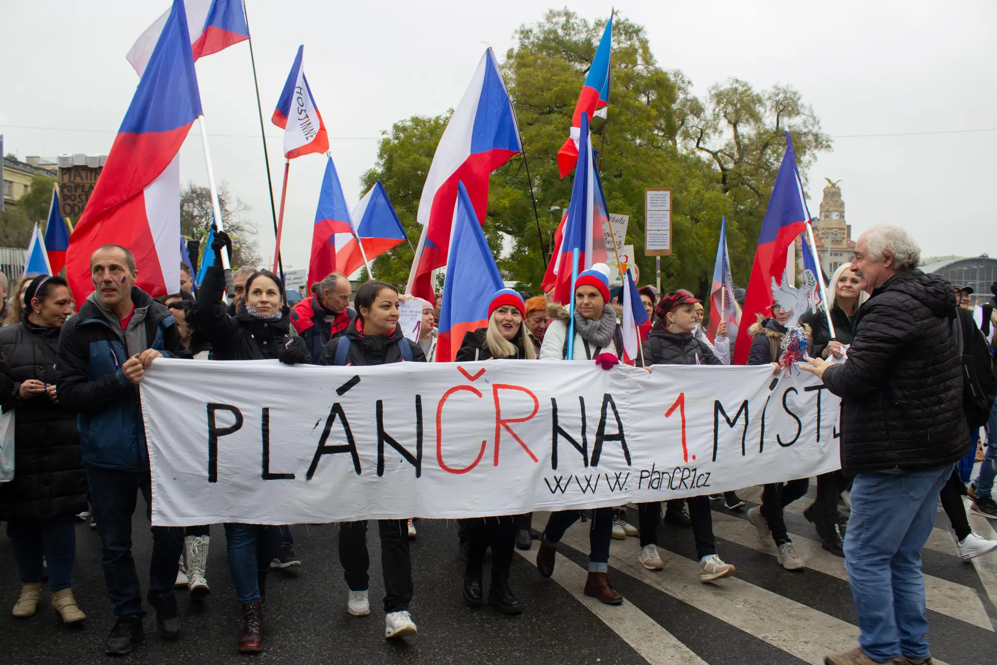  Účastníci protestu smerujú k budove Českej televízie.