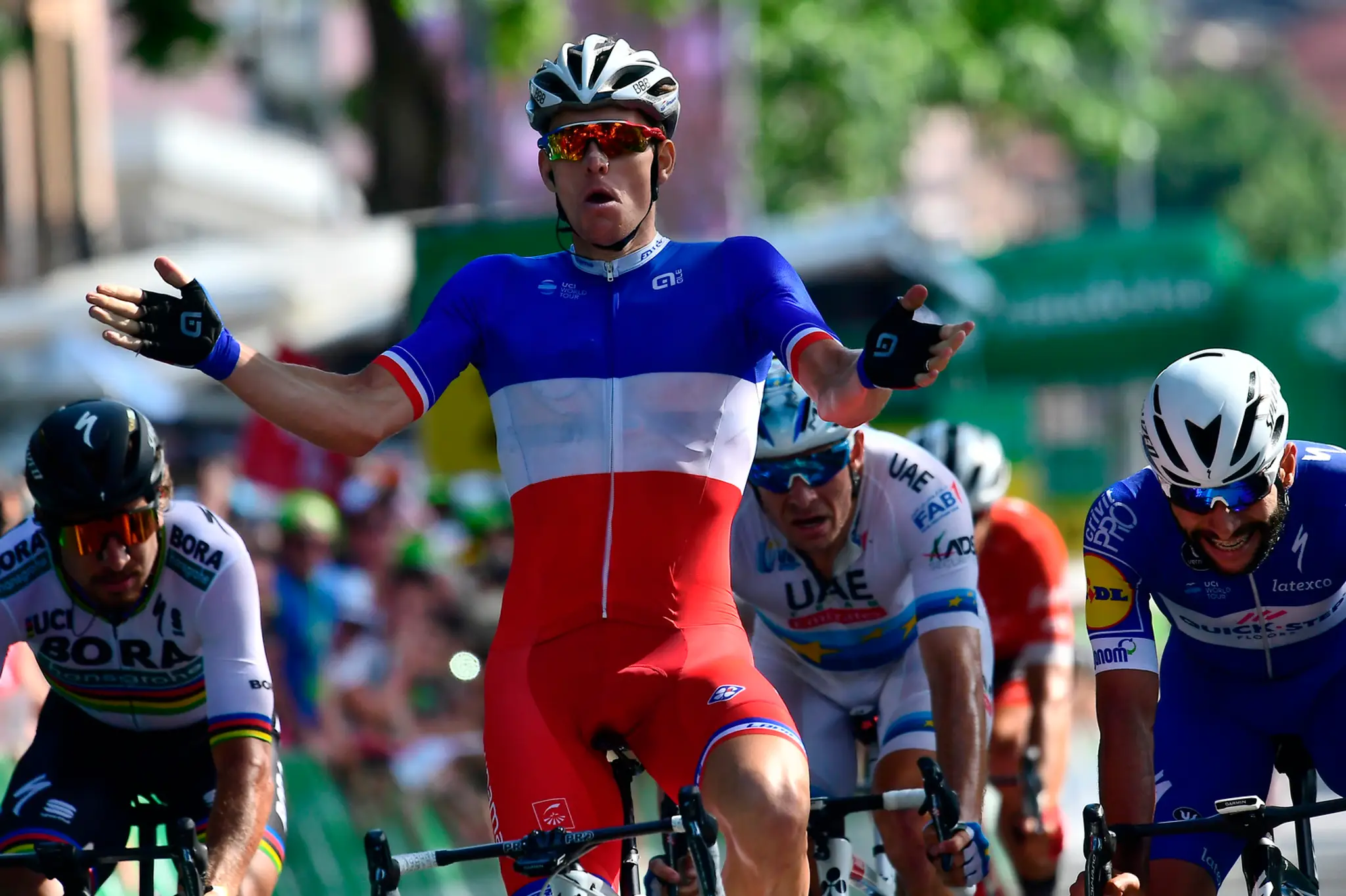 Na snímke francúzsky cyklista Arnaud Demare z tímu Groupama-Fdj sa teší po triumfe v sobotňajšej 8. etape