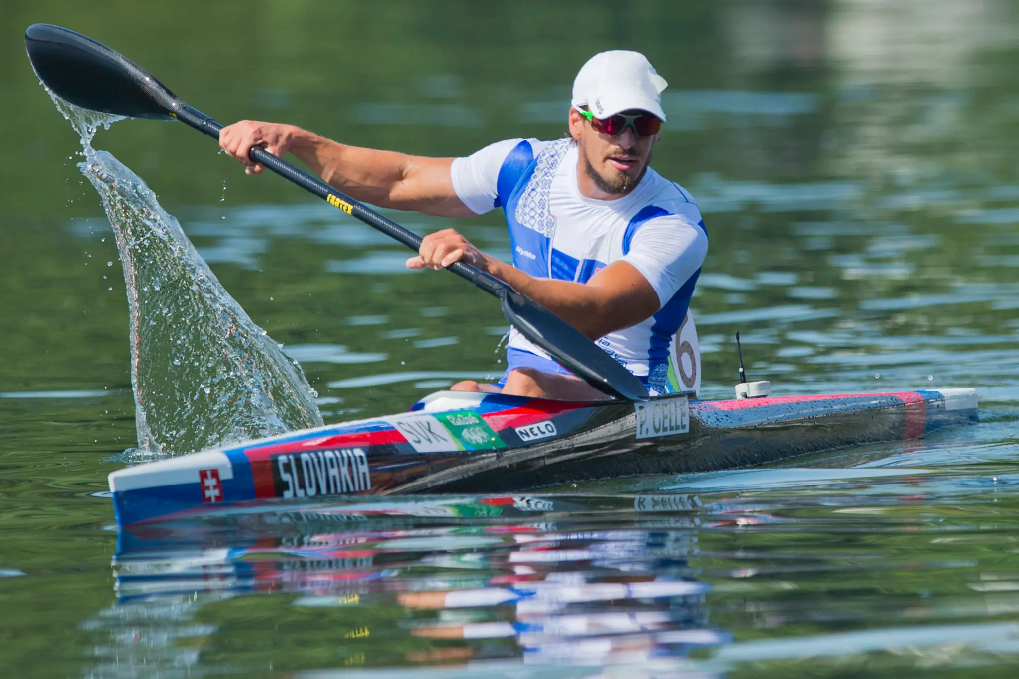 Slovenský rýchlostný kajakár Peter Gelle počas semifinálovej jazdy na 1000 m.