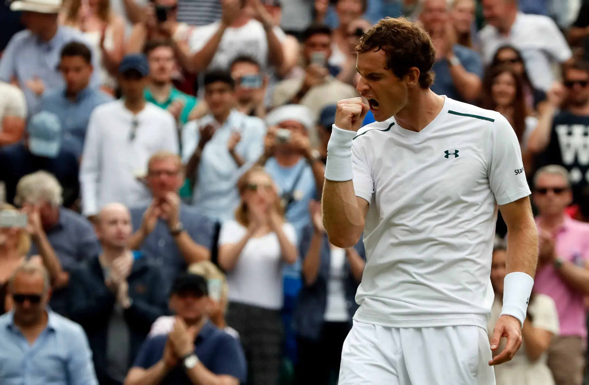 Brit Andy Murray sa teší z víťazného úderu v 1. kole Wimbledonu 2017.