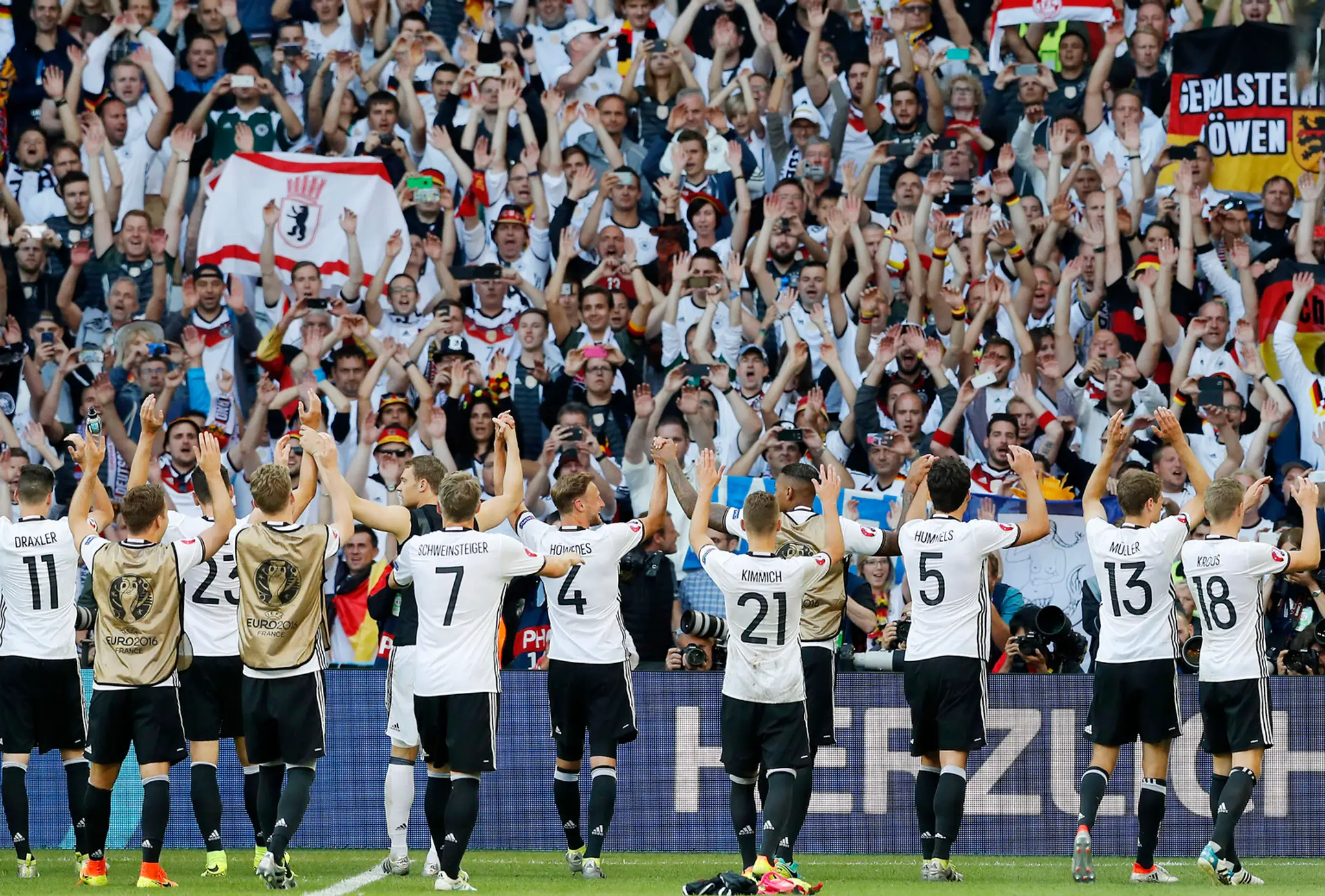 Nemeckí futbalisti ďakujú fanúšikom po víťazstve 3:0 v osemfinále ME proti Slovensku.