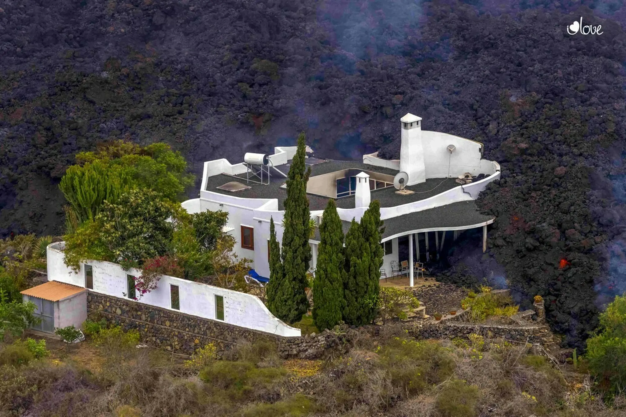 Láva pohlcuje vilu na španielskom ostrove La Palma