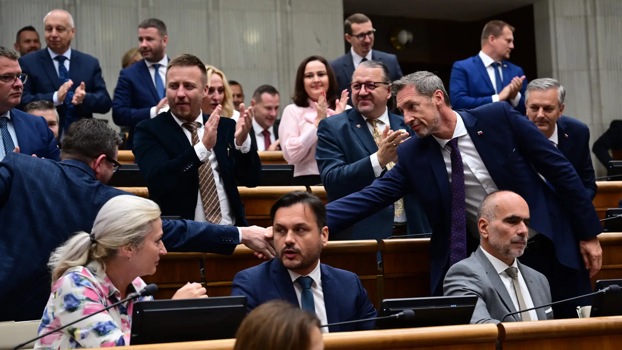 Jednotlivé politické strany reagujú na hlasovanie o novele ústavy