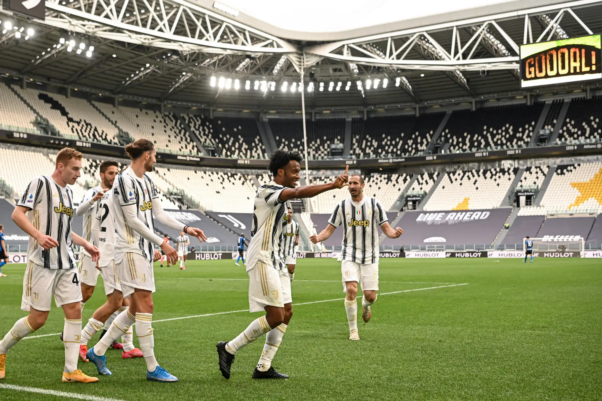 Juan Cuadrado z Juventusu oslavuje gól proti Interu Miláno.