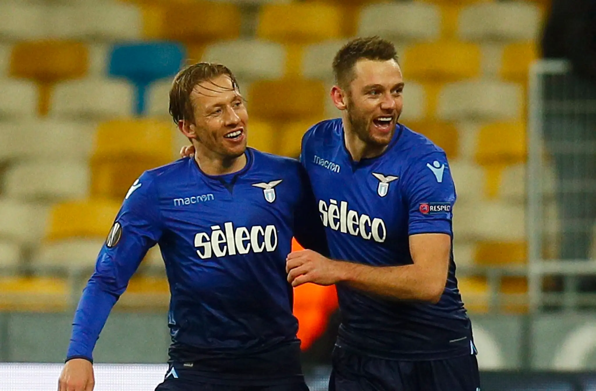 Na snímke sprava hráči Lazia Stefan de Vrij a Lucas Leiva oslavujú gól v osemfinále Európskej ligy Dynamo Kyjev - Lazio Rím.