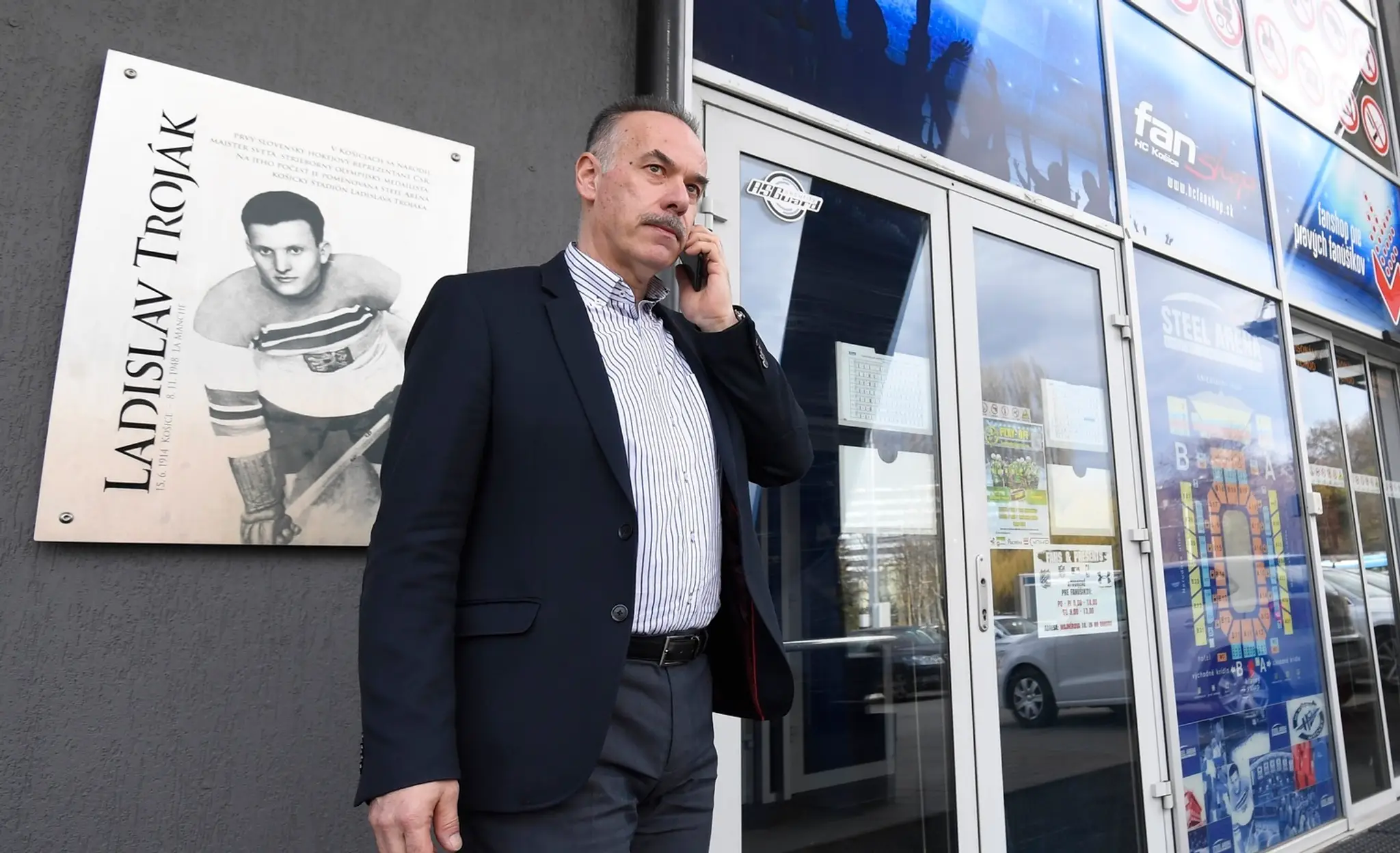 Sklamaní slovenskí hokejisti po prehre 5:6 s Kanadou na MS 2019.