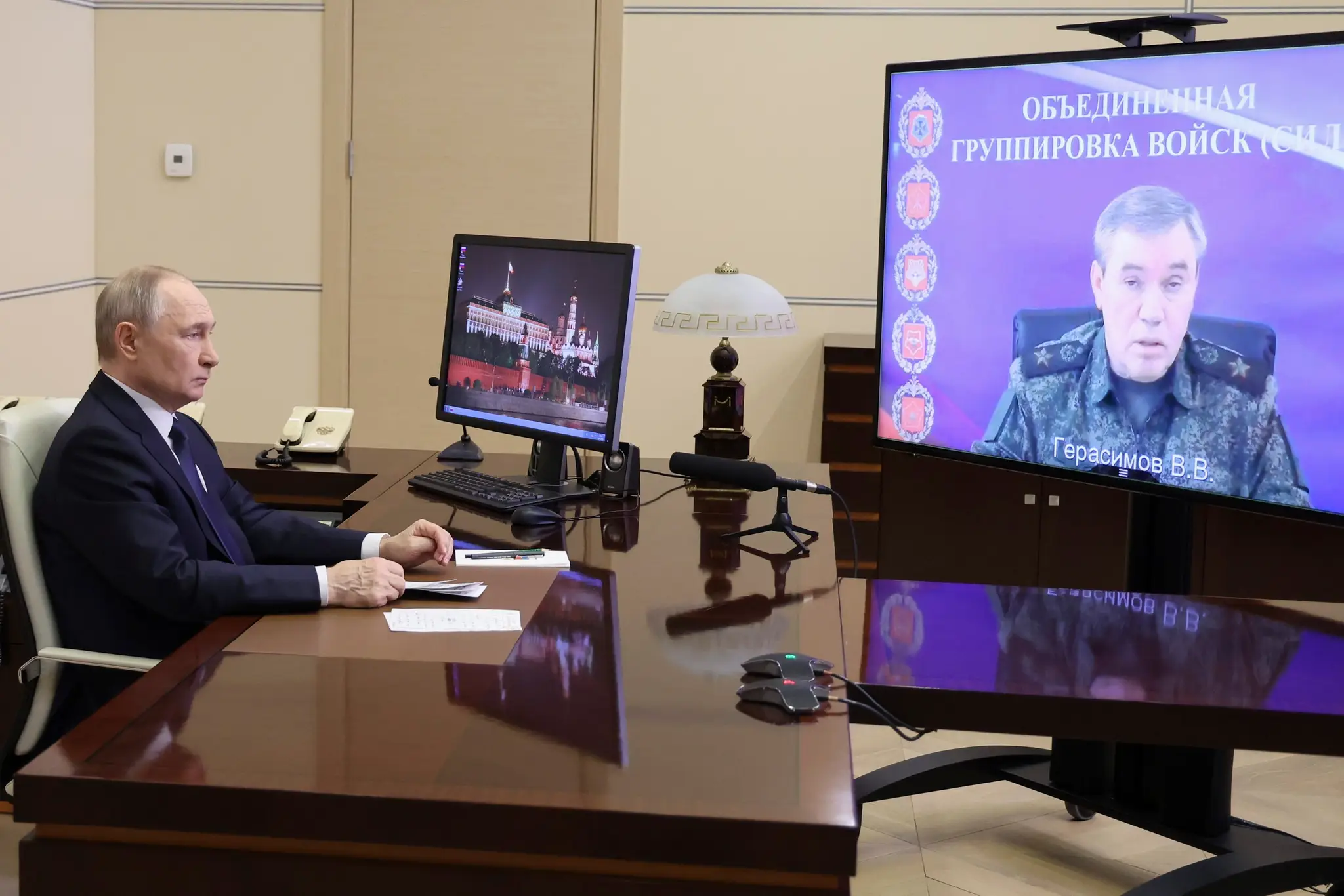 Vladimir Putin počas rozhovoru s náčelníkom generálneho štábu ruských ozbrojených síl Valerijom Gerasimovom