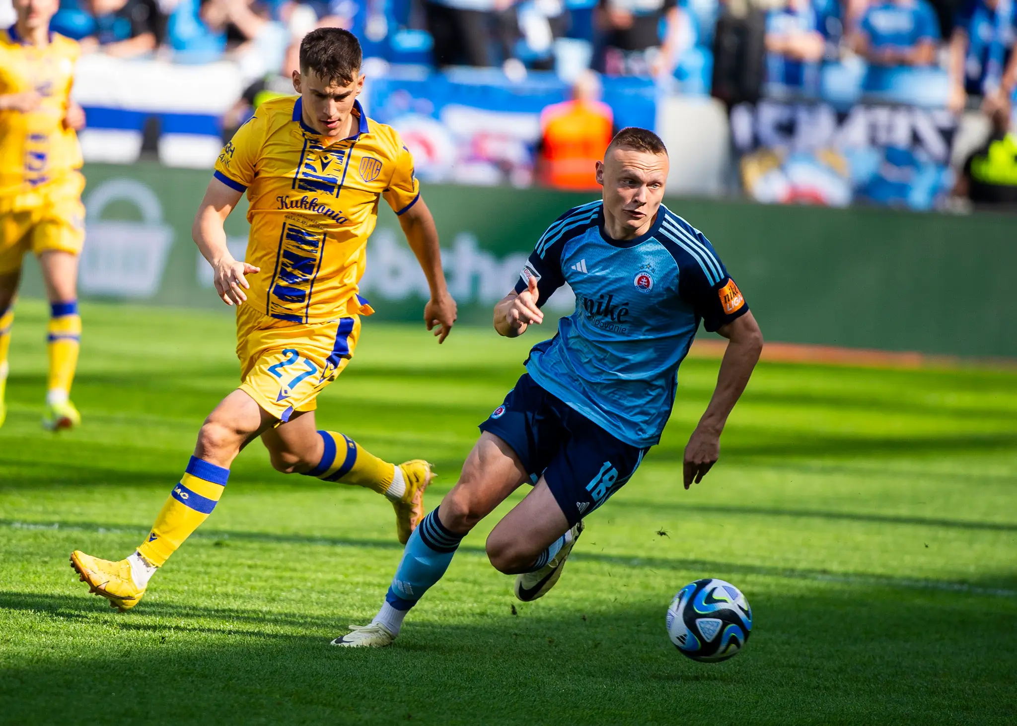 Na snímke zľava Milan Vitális (DAC) a Nino Marcelli (Slovan) počas zápasu.