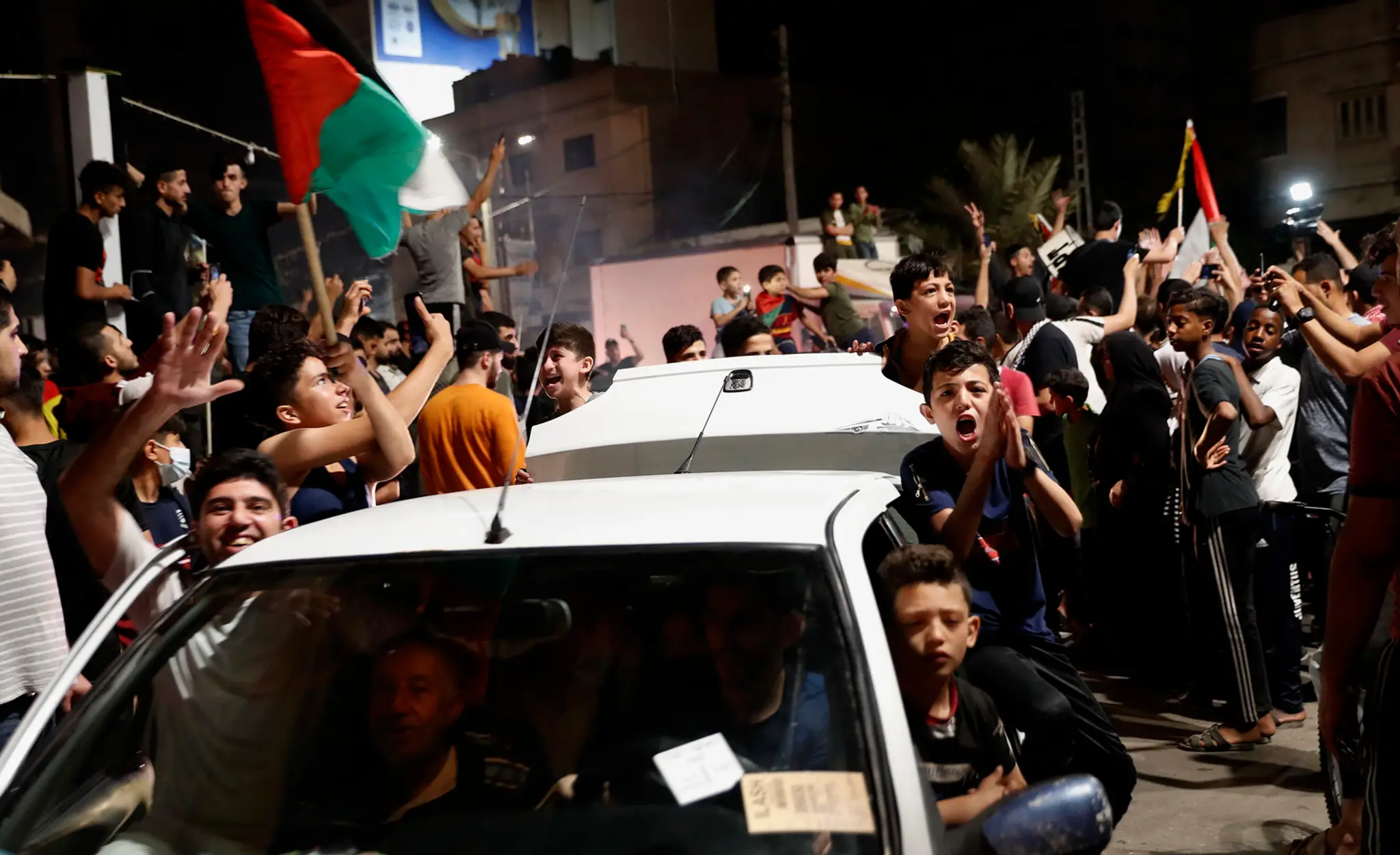Palestínčania v Gaze oslavujú po vyhlásení prímeria medzi Hamasom a Izraelom.