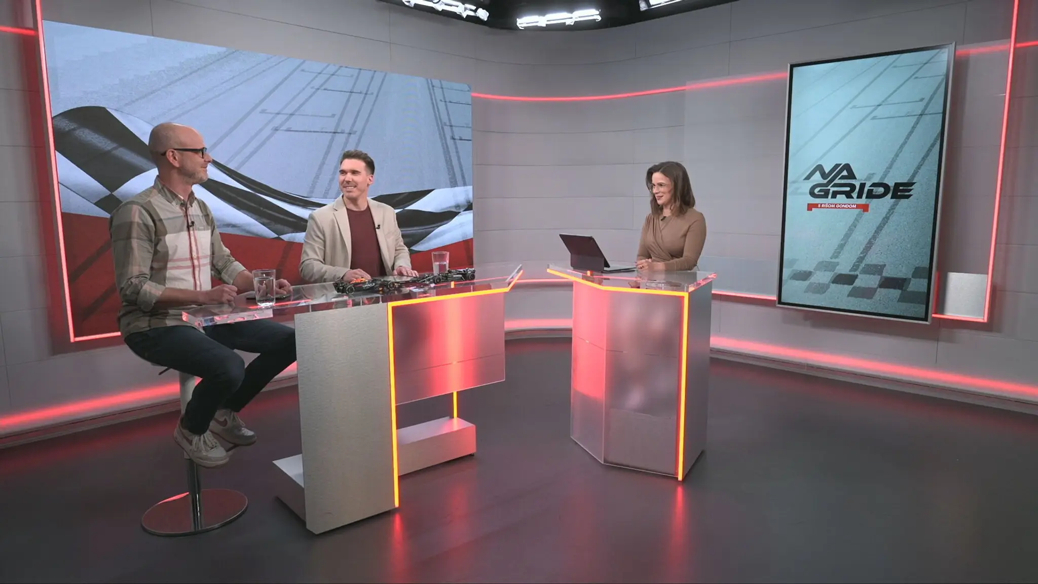 Soňa Kolcunová, Rišo Gonda a Dano Očenáš v štúdiu TN live.
