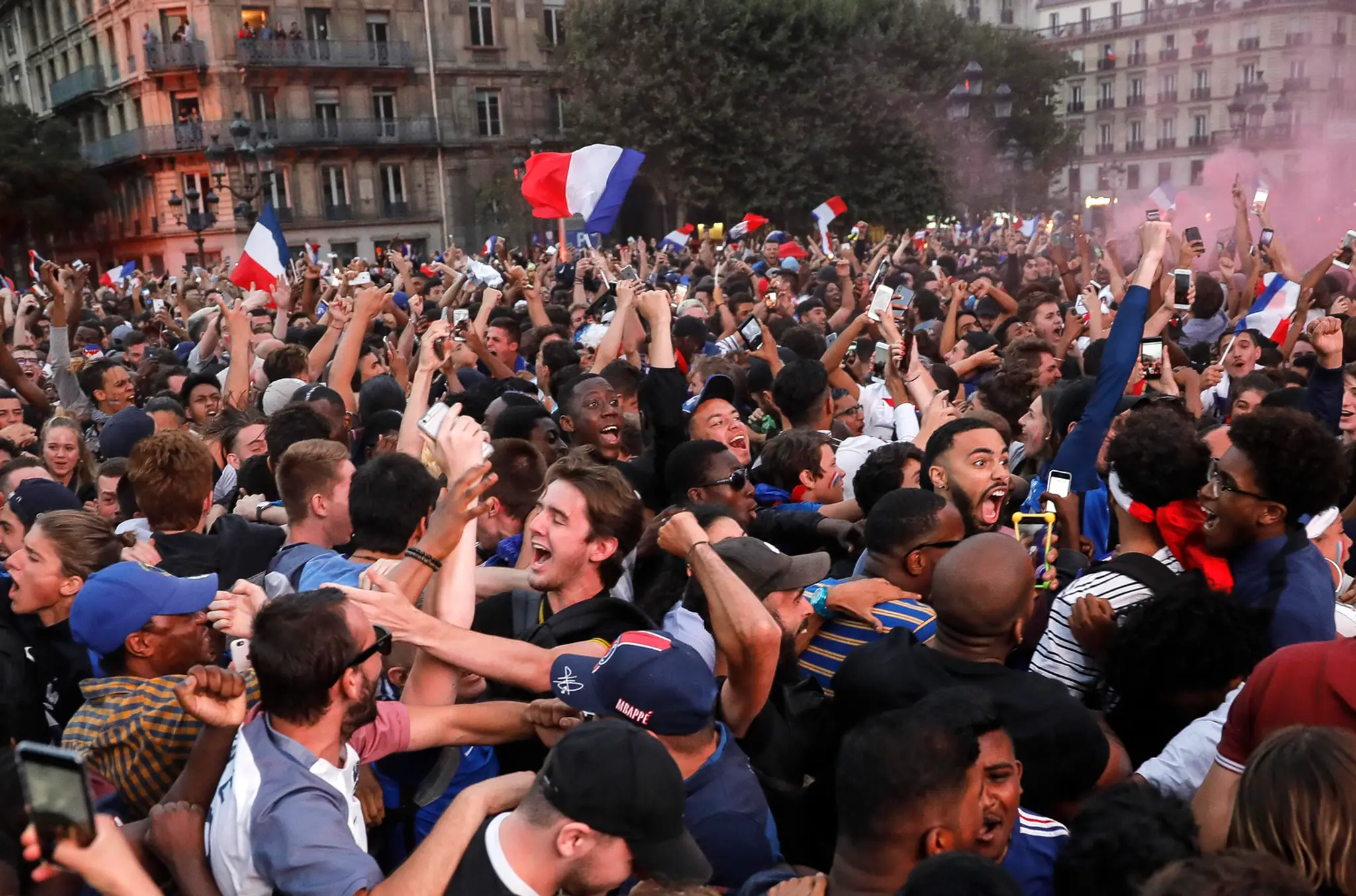 Parížania jasajú po postupe francúzského tímu do finále MS 2018.