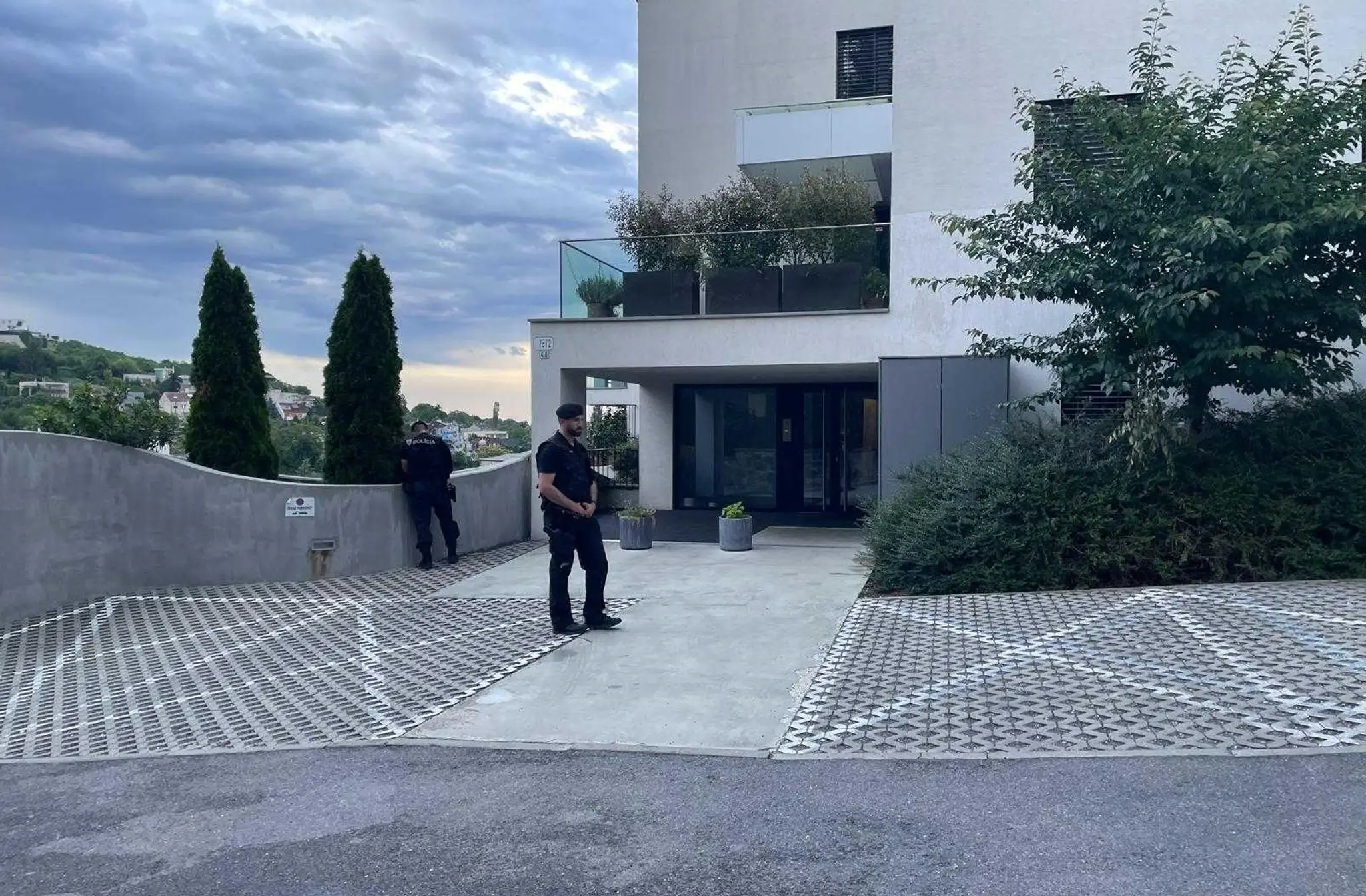 Policajti pred bytovým domom, kde premiér býva.