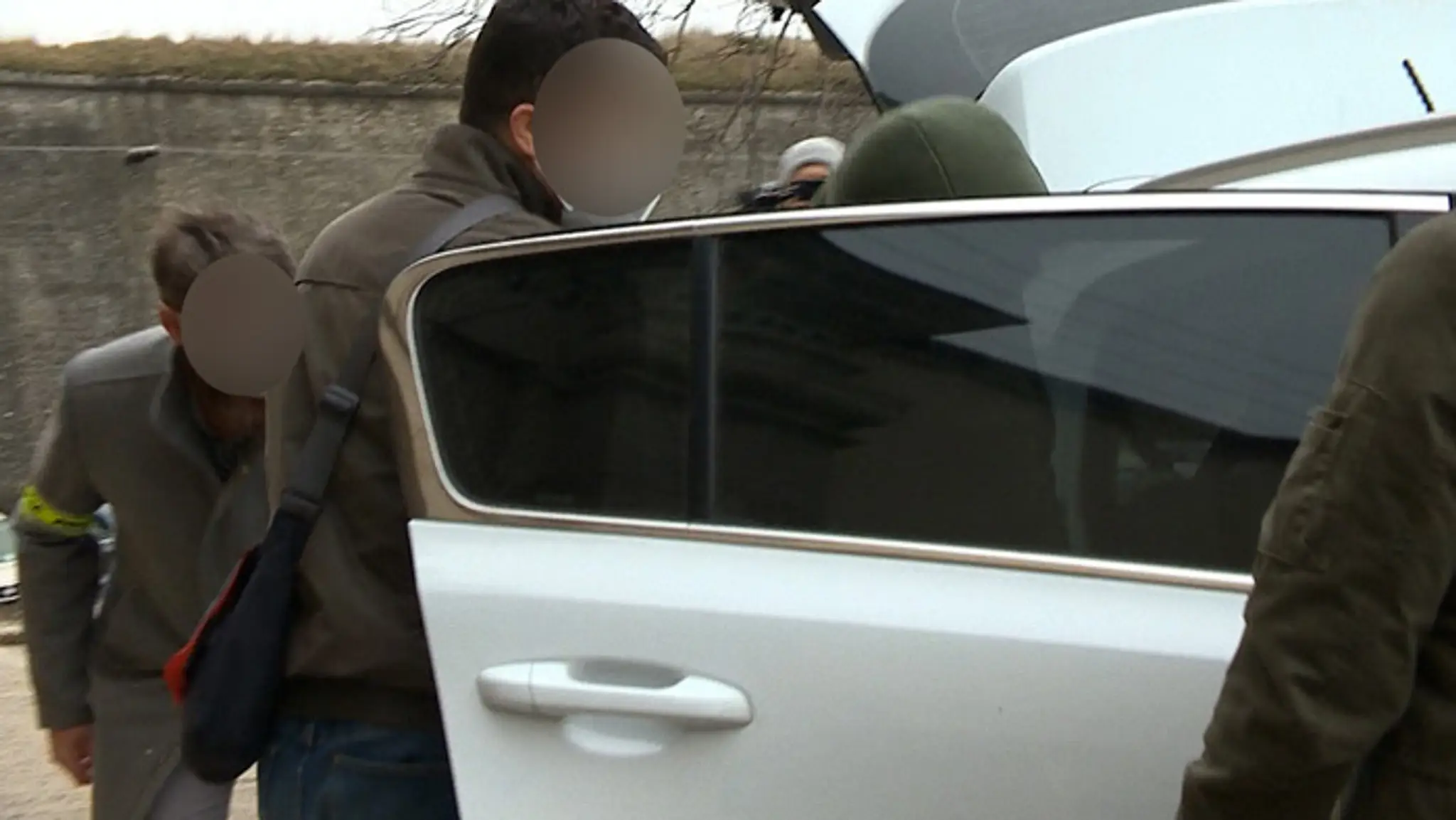 Martin Kvietik po prepustení nastúpil do policajného auta.