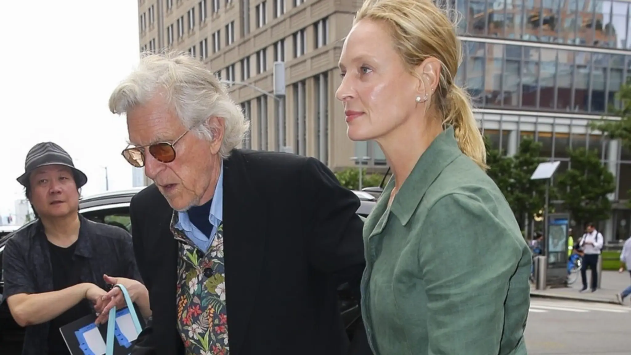 Uma Thurman s otcom Robertom kráčajúc na oslavu narodenín Roberta De Nira.