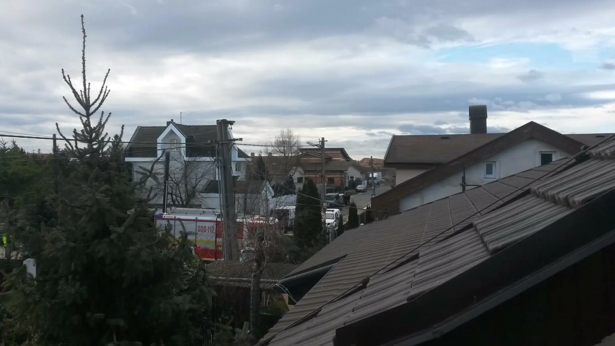 V obci Rovinka pri Bratislave zasahujú policajti, pod jedným z áut pri rodinnom dome je vraj bomba.