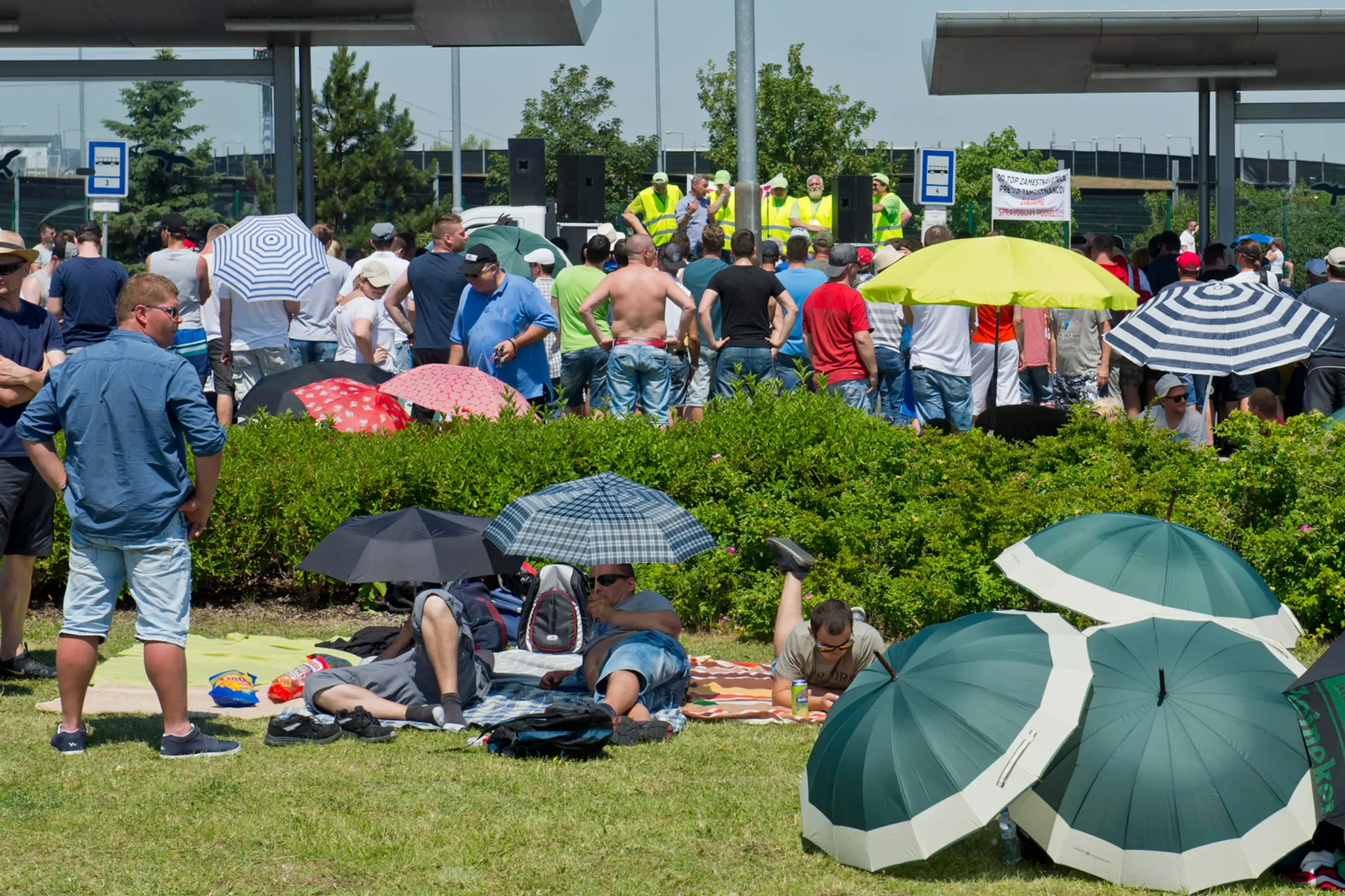 Na snímke štrajkujúci pracovníci automobilky Volkswagen Slovakia