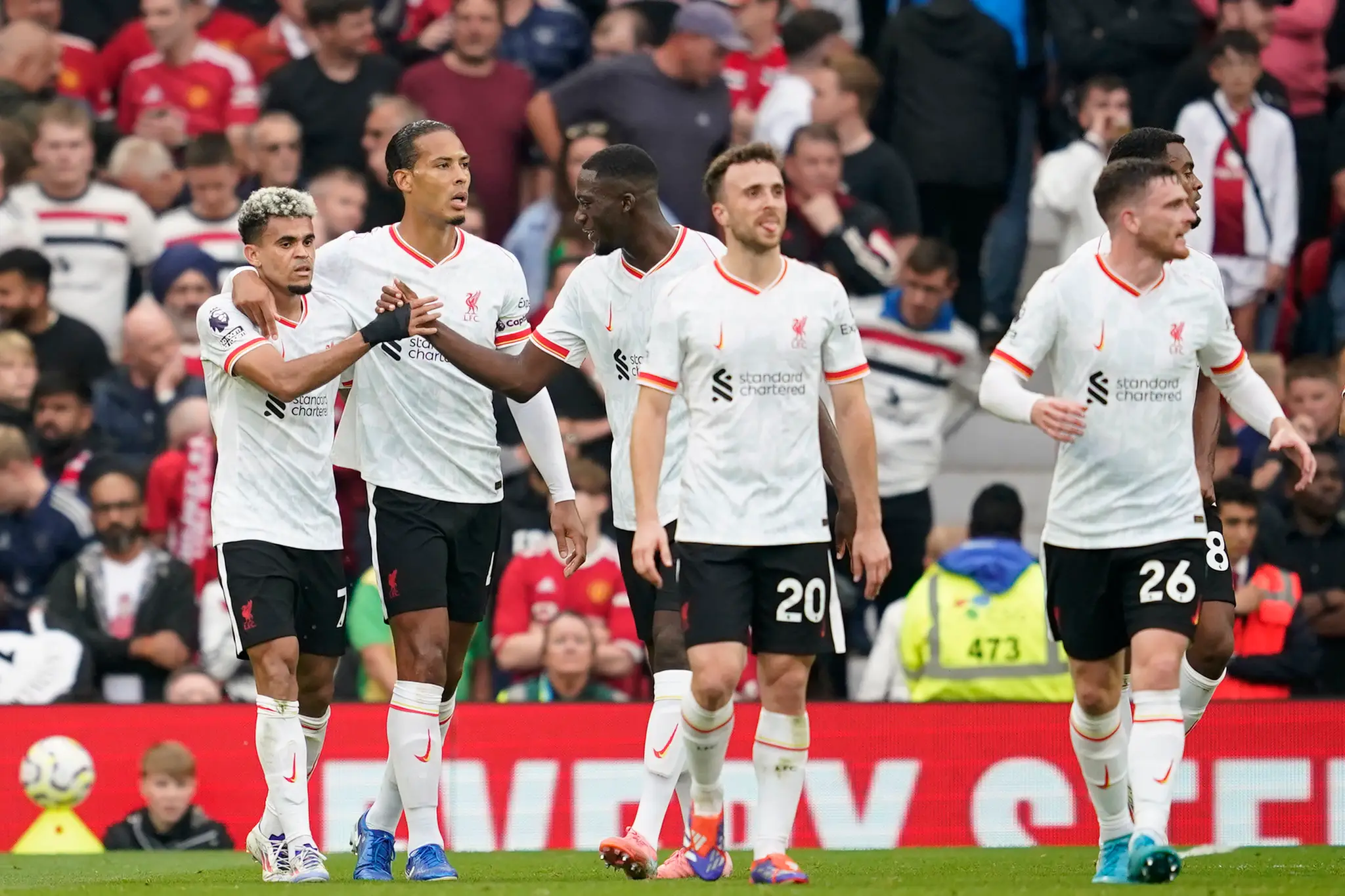 Hráč Luis Diaz (vľavo) z Liverpoolu sa raduje z gólu so spoluhráčmi.