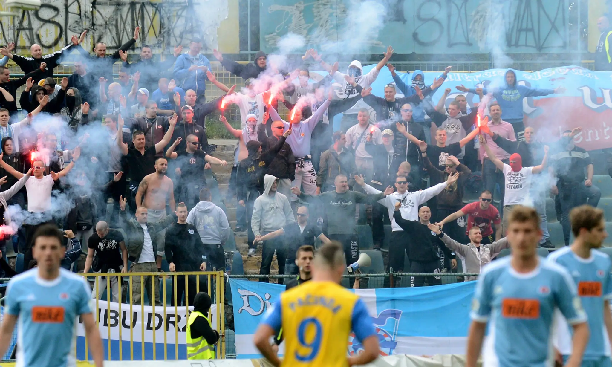Belasá šlachta - fanúšikovia Slovana Bratislava.
