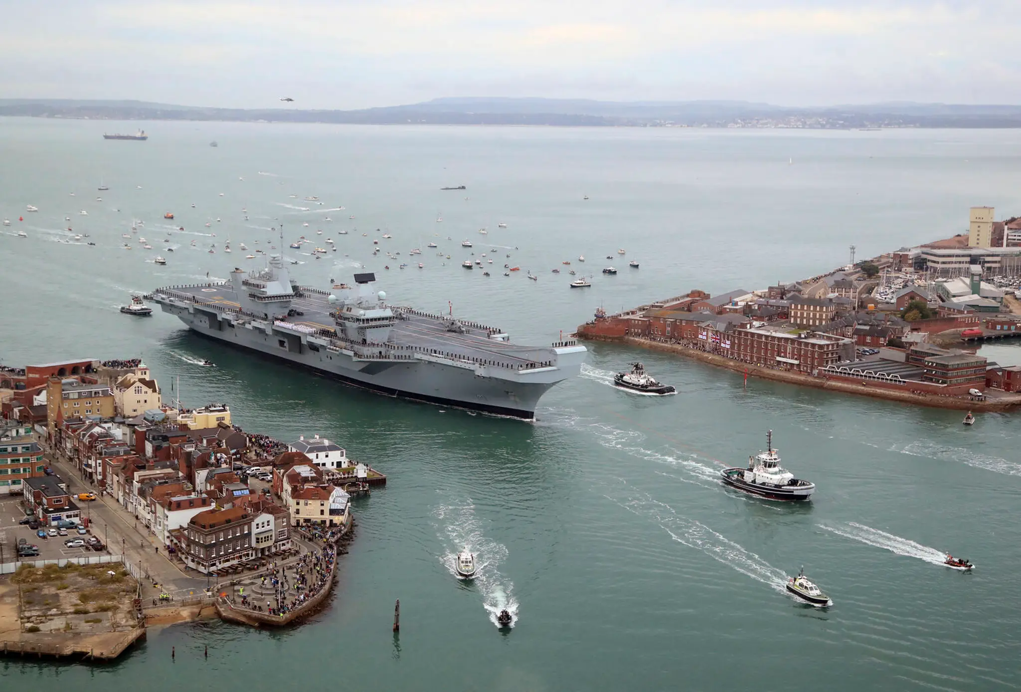 Nová britská vlajková loď HMS Queen Elizabeth.