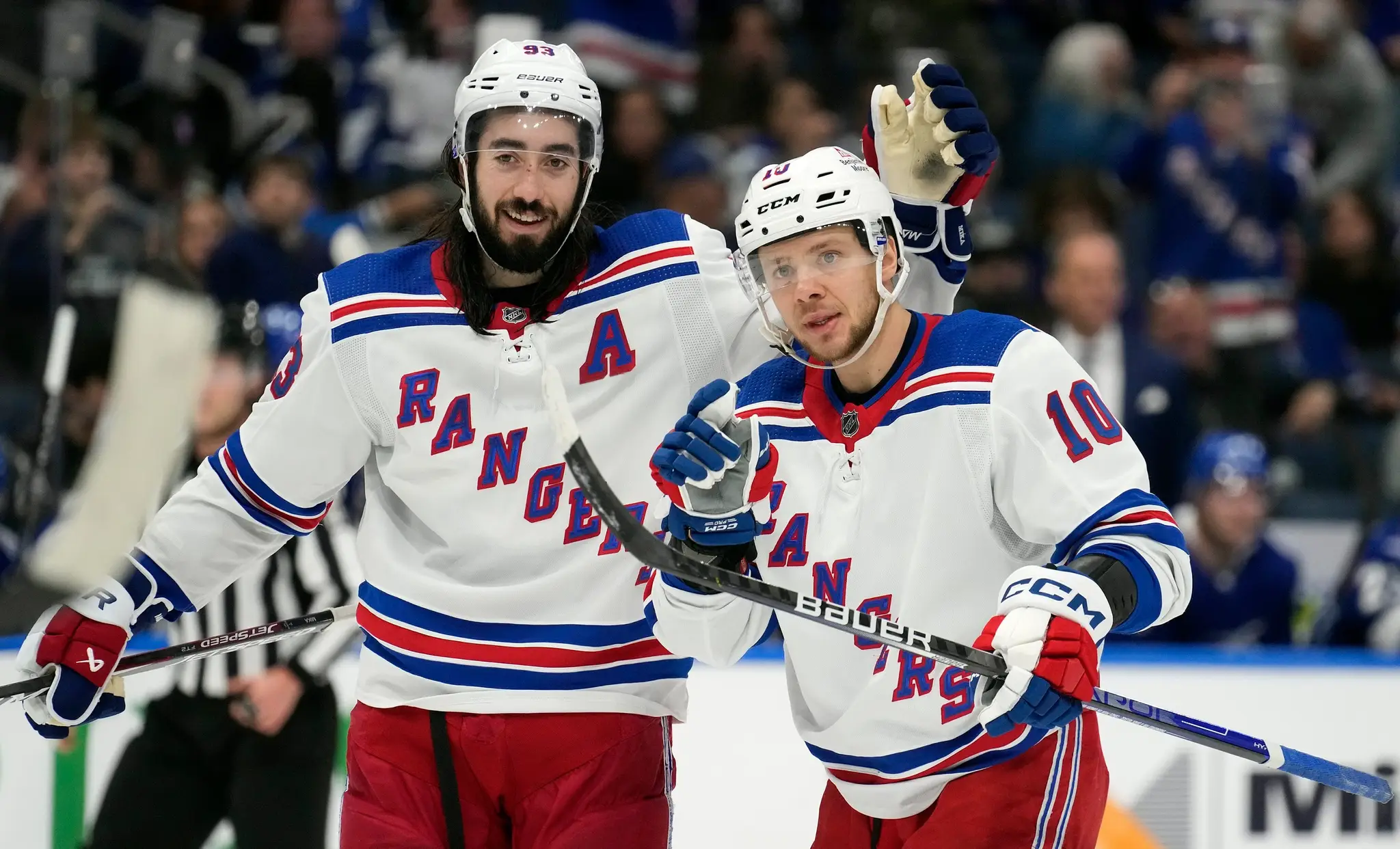 Zibanejad a Panarin oslavujú gól do siete Tampy Bay.