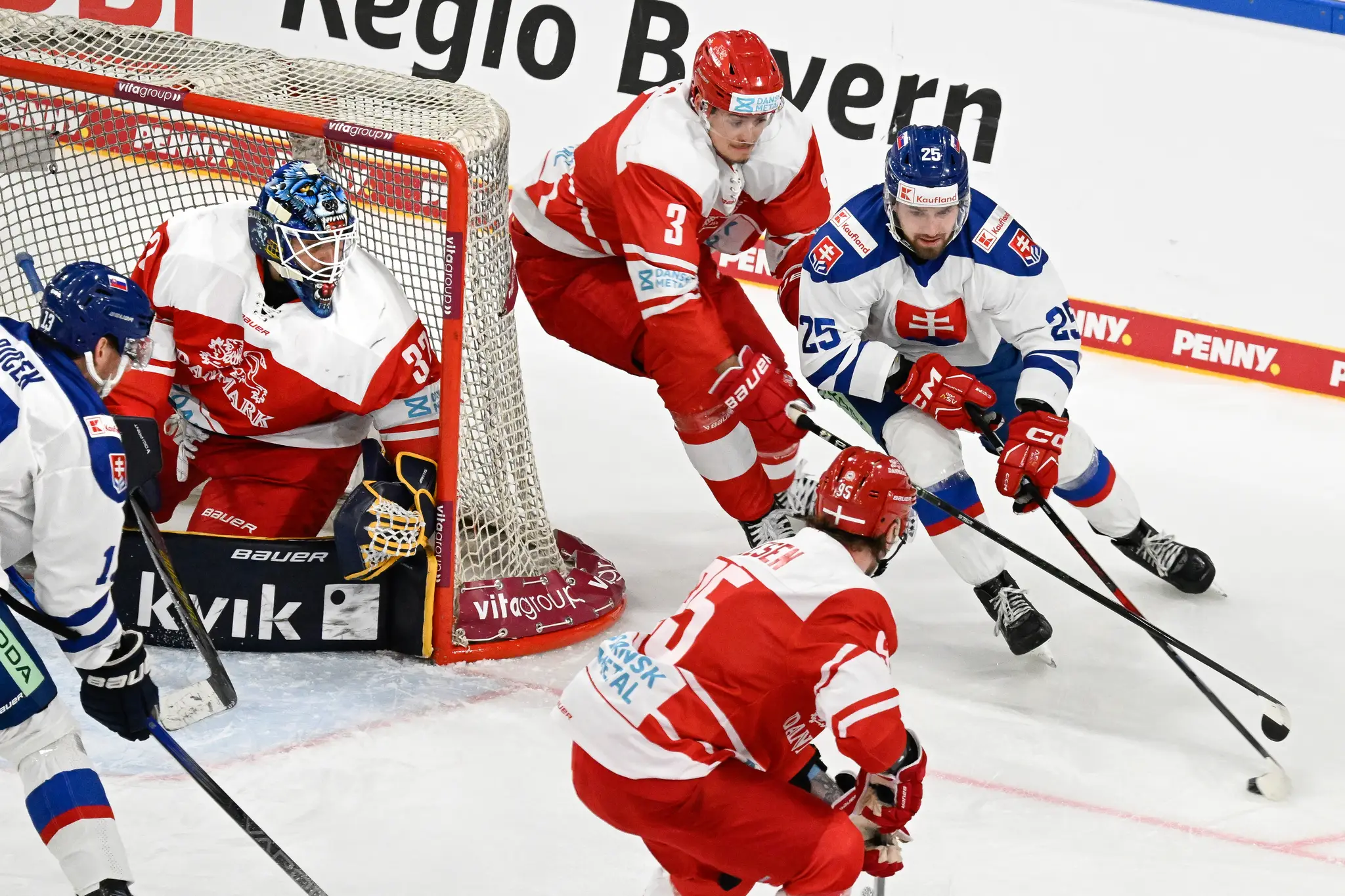 Na snímke v pozadí sprava Alex Tamáši (Slovensko) a Malte Setkov a brankár Mathias Seldrup (obaja Dánsko).