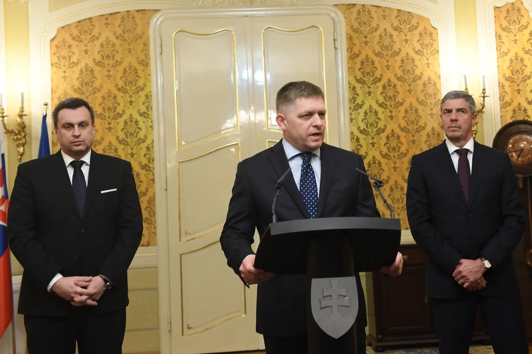 Koaliční partneri počas mimoriadneho vyhlásenia v stredu (14.3.). 