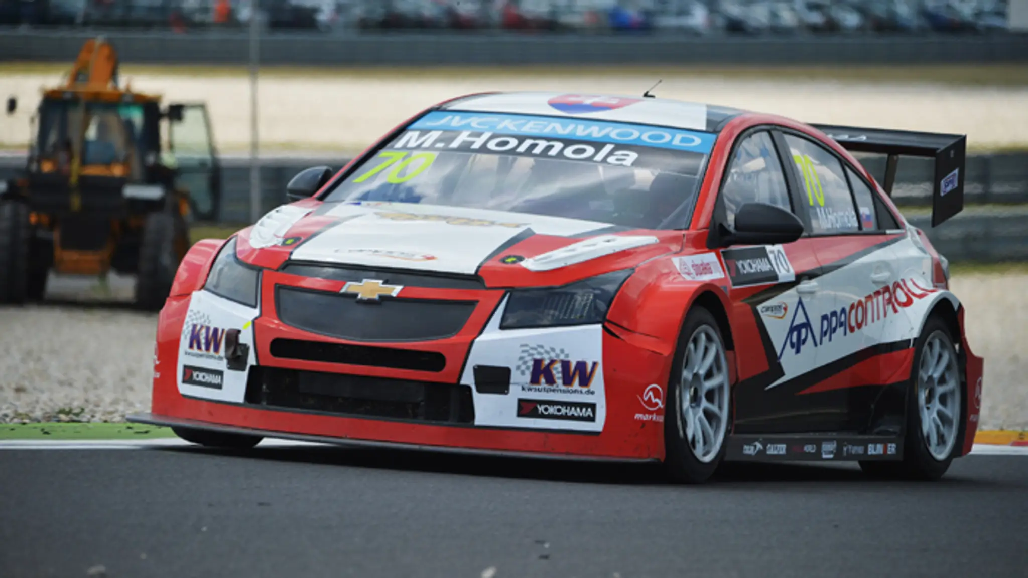 Na archívnej snímke Matej Homola v Chevrolete Cruze počas pretekov WTCC na okruhu Slovakia Ring v Orechovej Potôni.