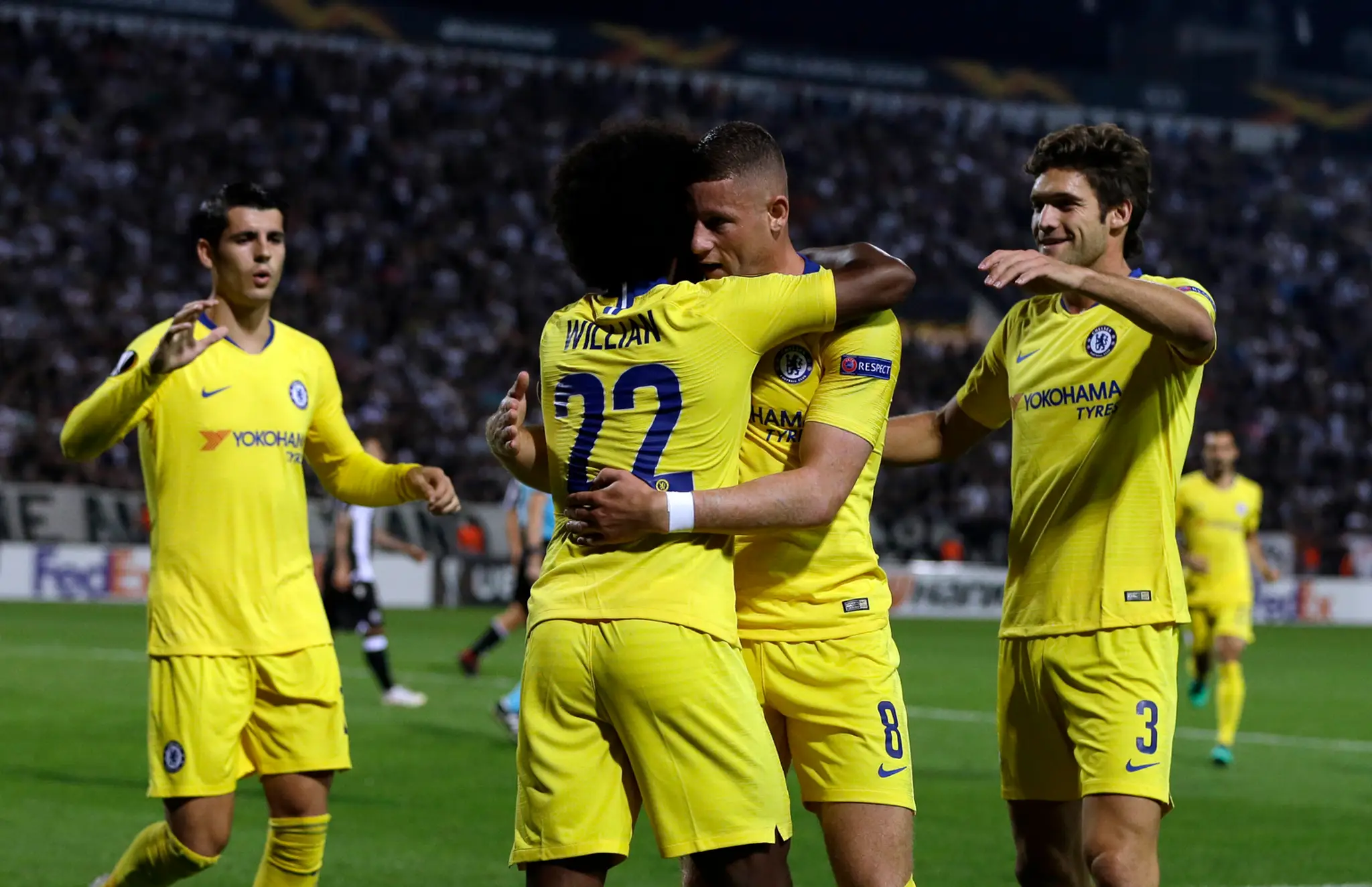 Willian (druhý zľava) prijíma gratulácie od spoluhráčov z Chelsea po góle na pôde PAOK Solún v dueli EL.
