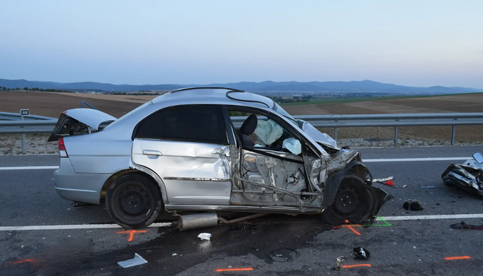 Na snímke zničené auto po čelnej zrážke s nákladným autom.