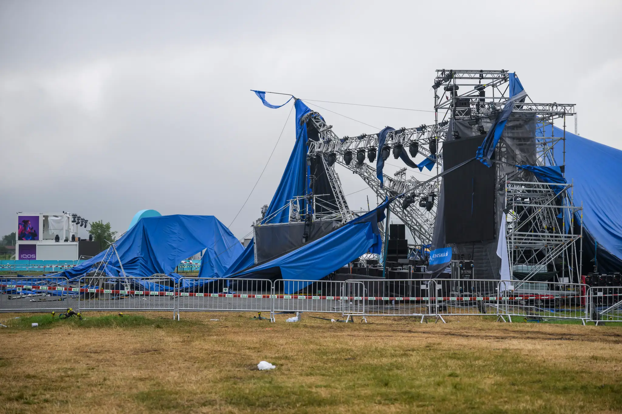 Festival Pohoda po intenzívnej búrke a páde stanu predčasne ukončili.