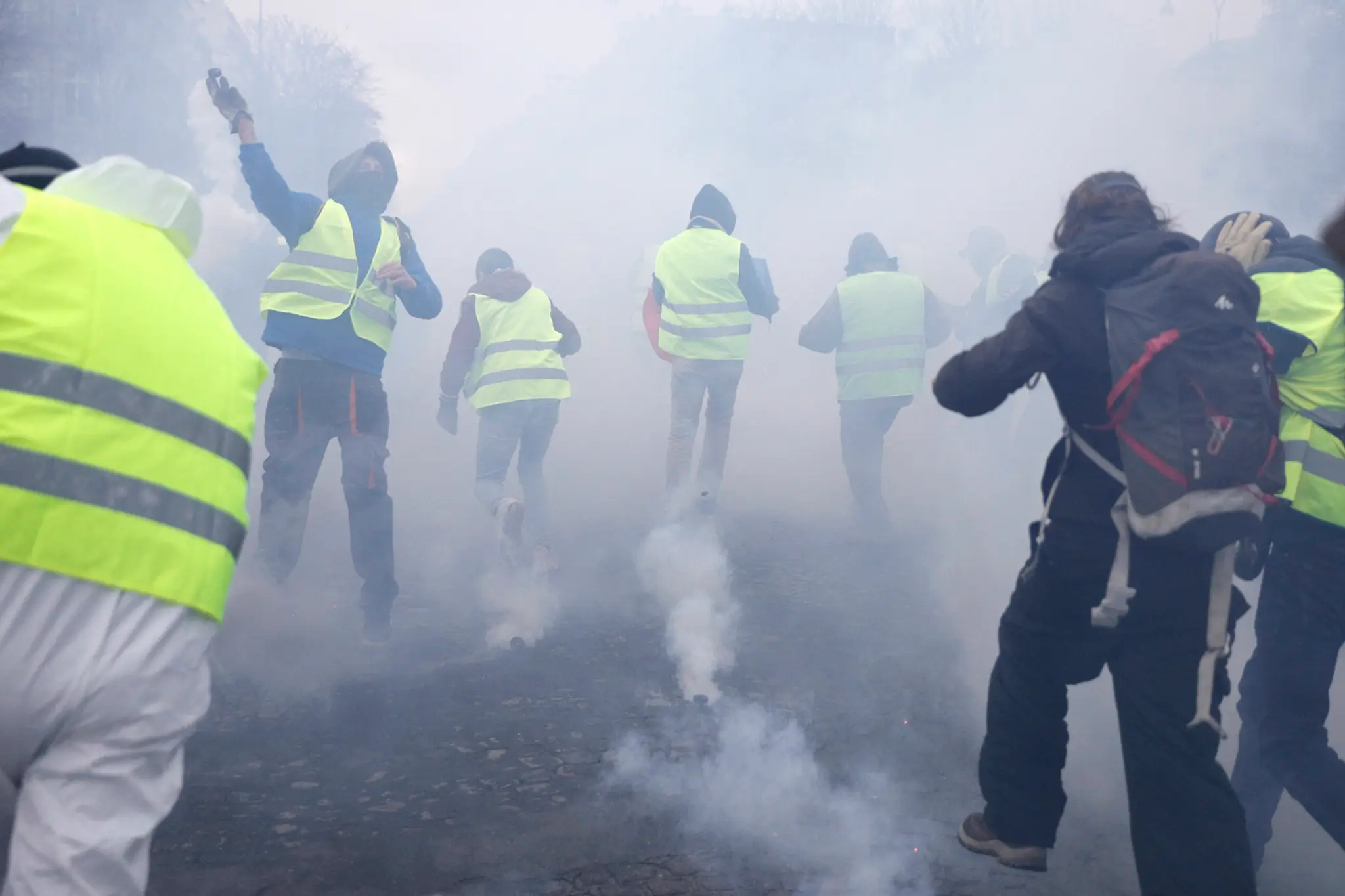 Polícia používa slzotvorný plyn na demonštrantov v žltých vestách  na parížskom bulvári Champs-Elyssés.