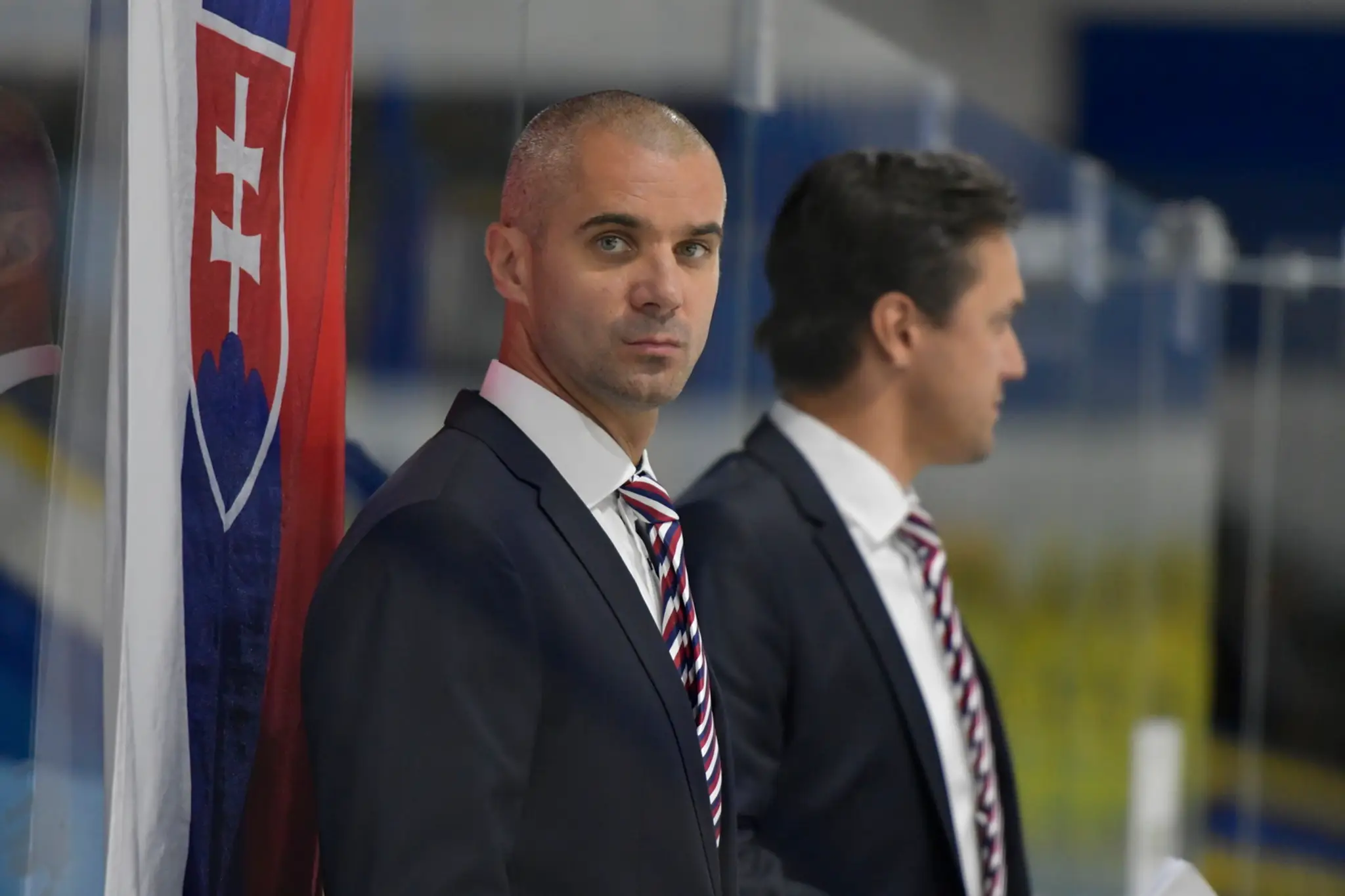 Zľava Rus Dmitrij Zlodejev a Slovák Matej Kašlík v dueli na Hlinka Gretzky Cup hráčov do 18 rokov.