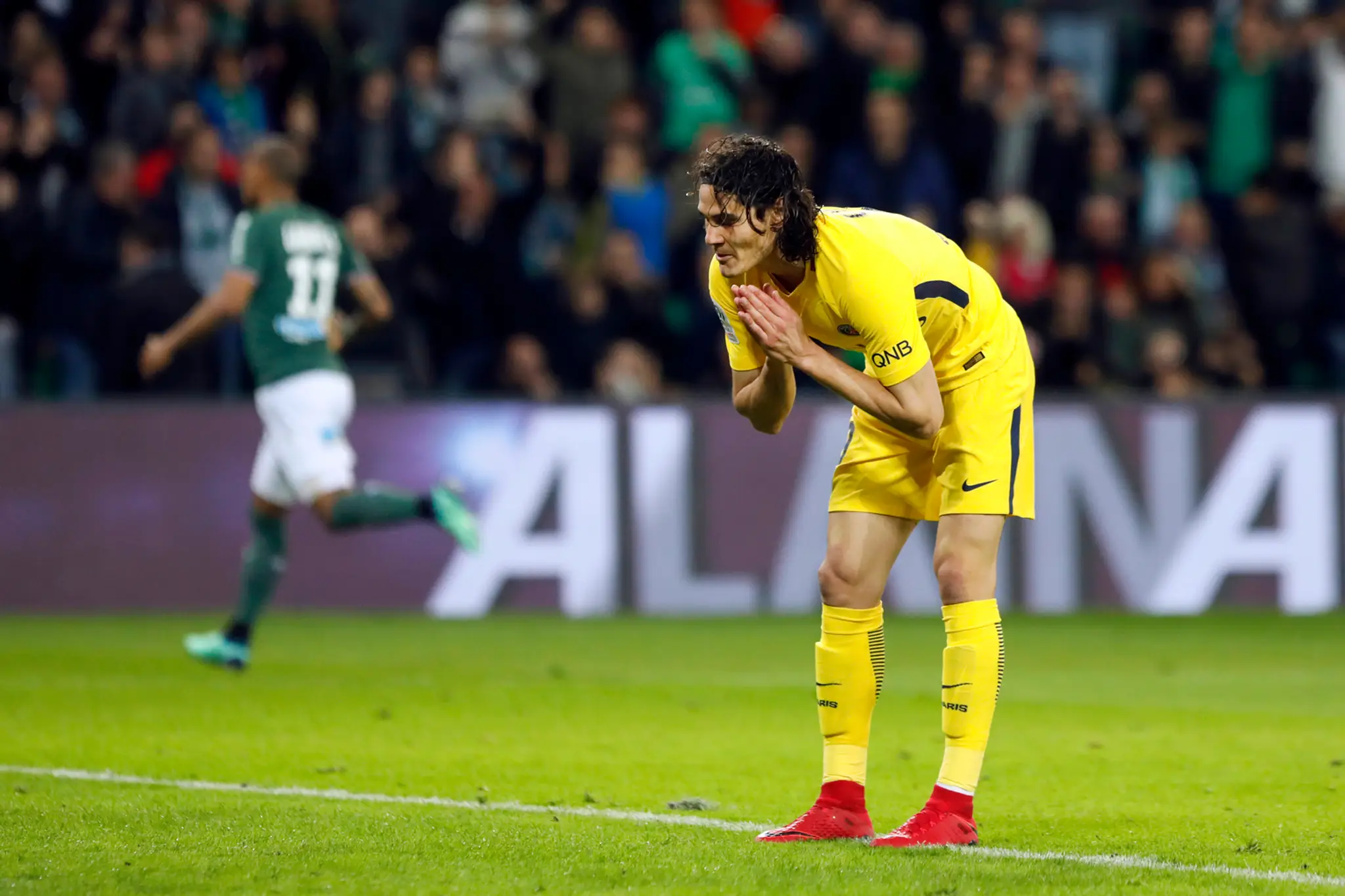Útočník PSG Edinson Cavani reaguje v ligovom dueli na pôde Saint-Étienne.