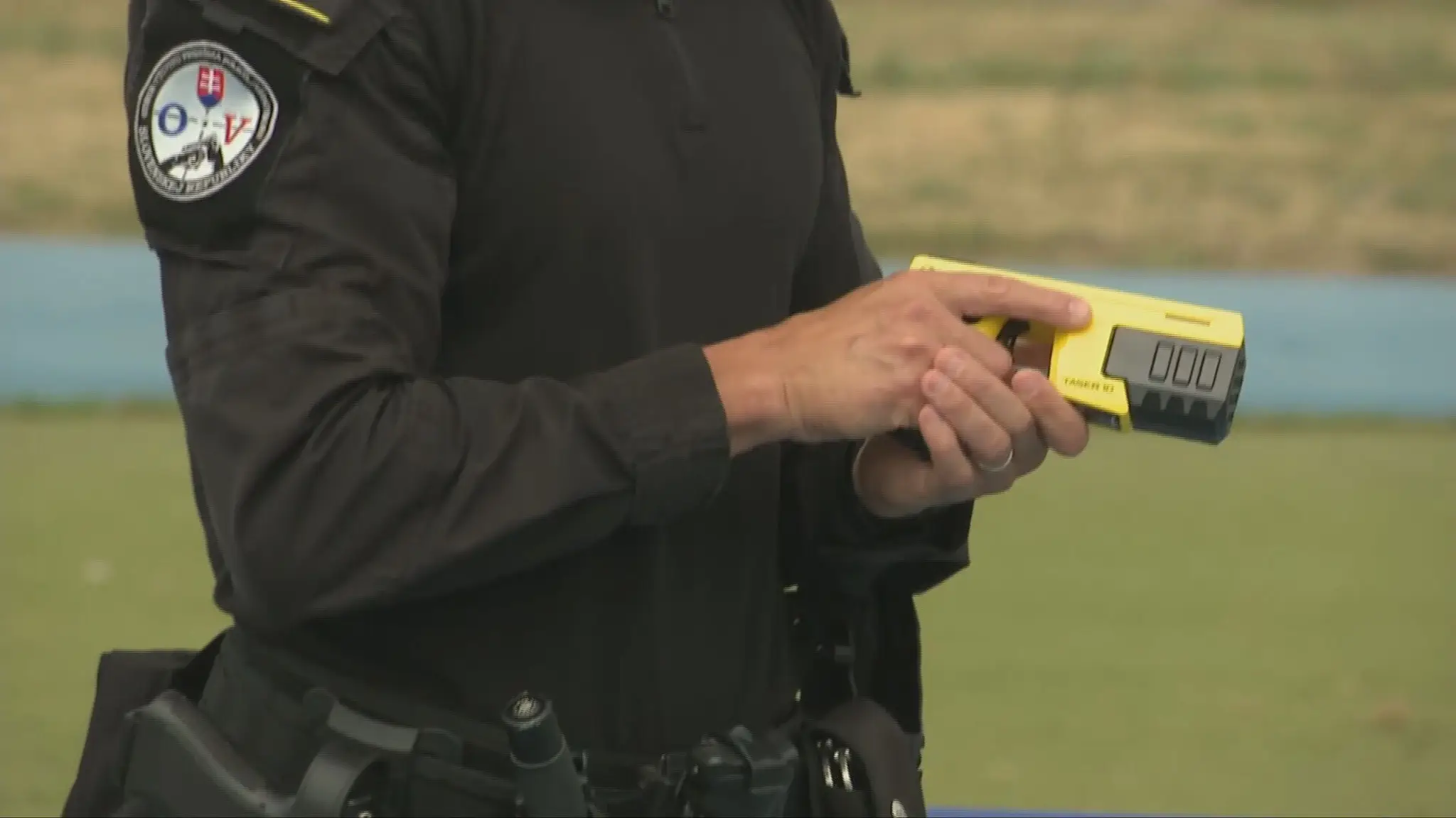 Na snímke elektronický paralyzátor Taser 10.